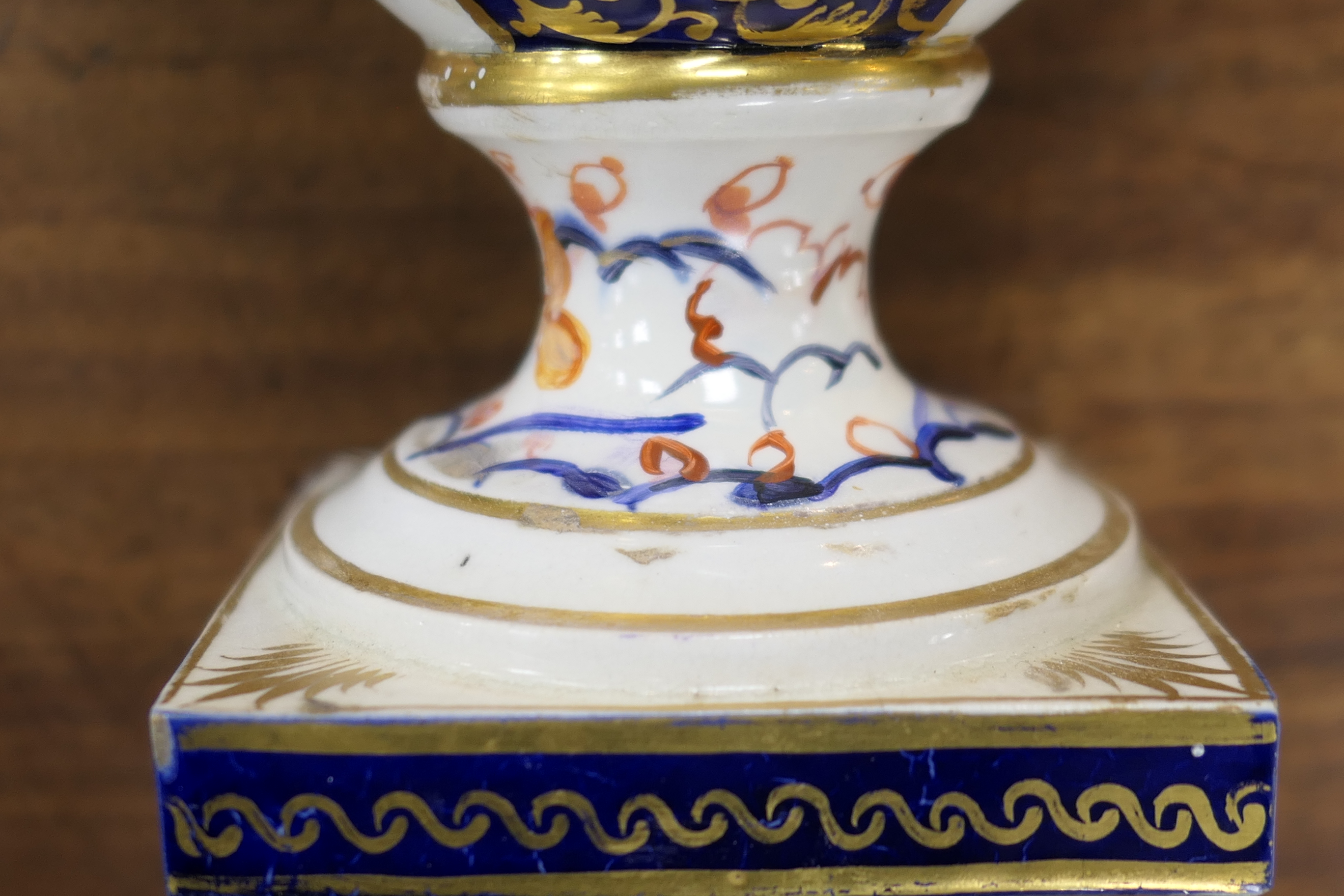 Derby imari porcelain garniture, circa 1800-25, each of twin handled urn shape, decorated in typical - Bild 17 aus 19