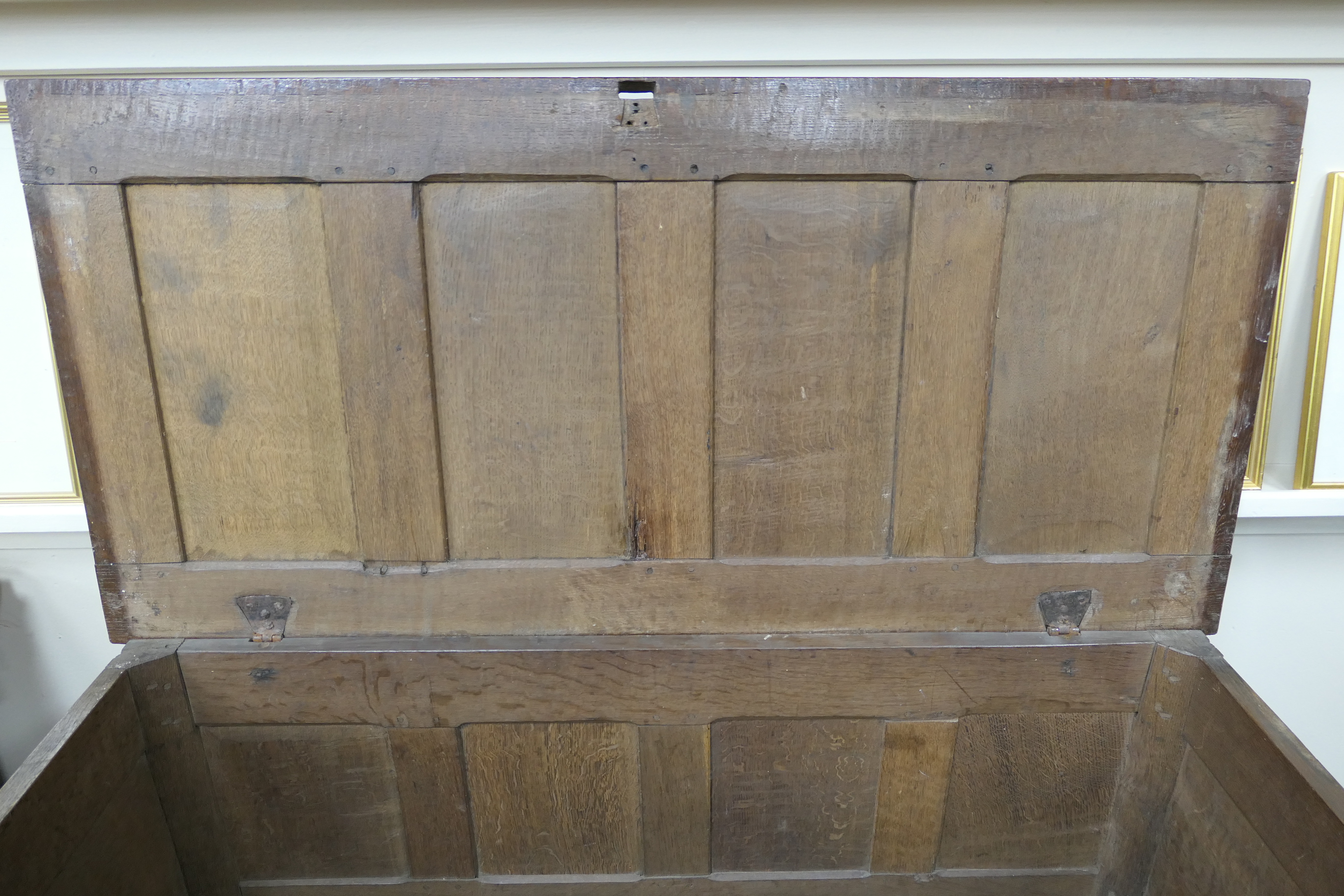 Oak joined coffer, late 17th Century, having a four recessed panel lid over a carved lunette - Bild 6 aus 10