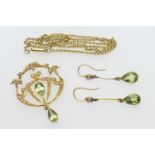 Attractive Edwardian 15ct gold peridot and pearl parure, comprising an articulated openwork