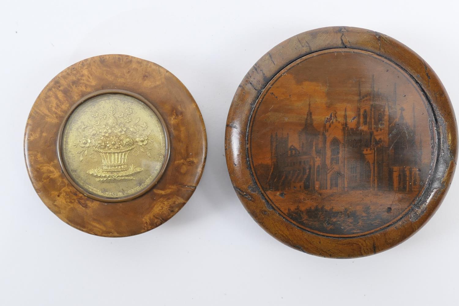 Burr wood circular snuff box, inset with a gilt floral basket disc and lined with tortoiseshell, 7cm