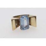 Modernist aquamarine dress ring in 18ct yellow gold ring, rectangular cut stone measuring approx.