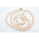 Freshwater pearl necklace, the pearls approx. 7mm, united by a metal clasp, length 57cm; also a