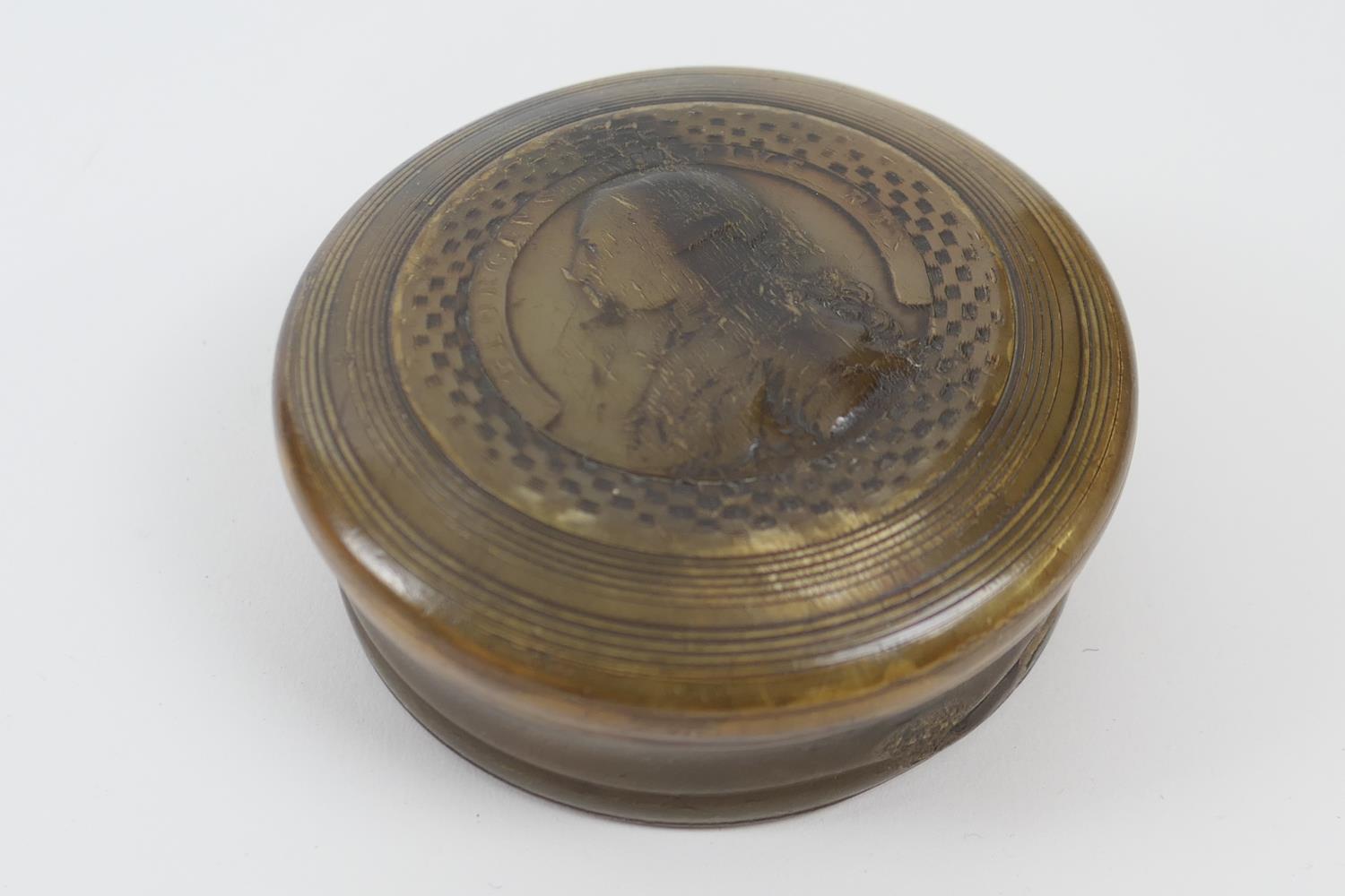 Georgian pressed horn snuff box, circa 1760, circular form, the cover with a profile of George III