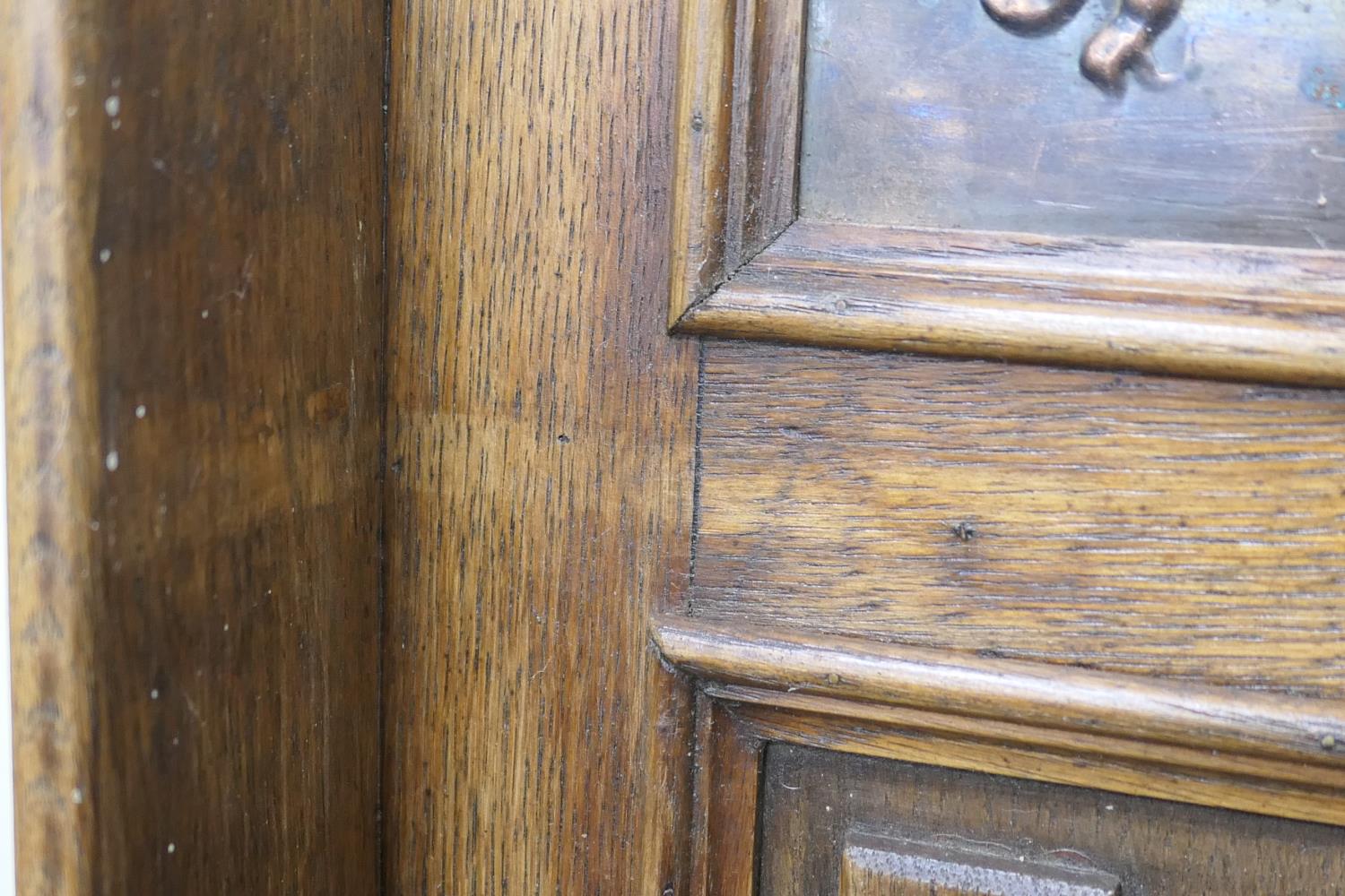 Arts and Crafts period mirrored oak wall mounted hall stand, fitted with an upper shelf over an oval - Image 4 of 5