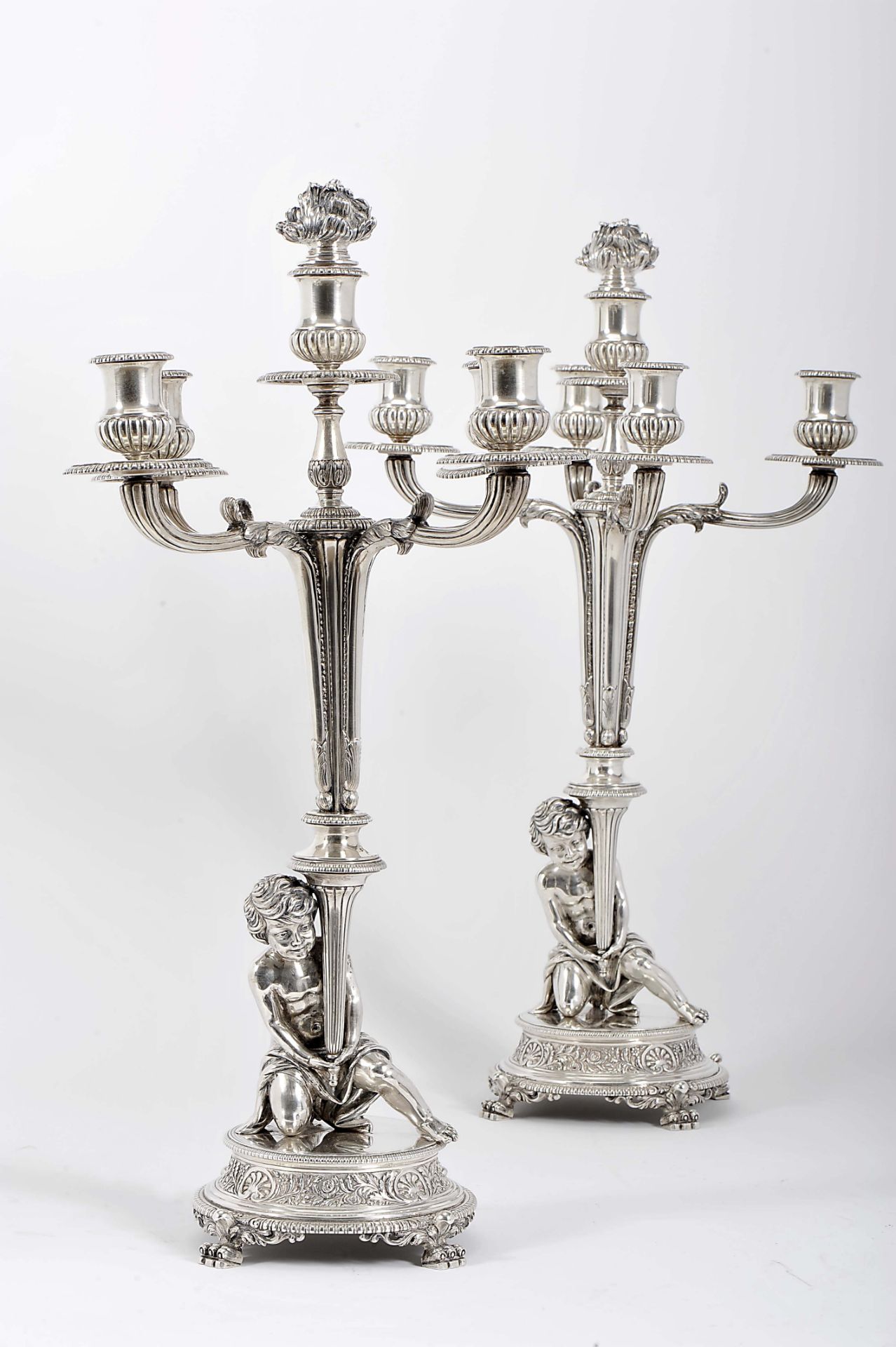 A pair of candelabra - Bild 2 aus 4