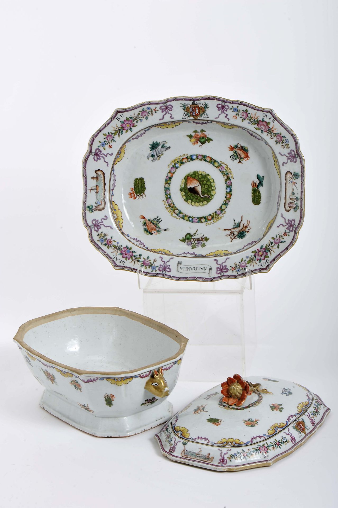 A tureen with stand - Bild 3 aus 4