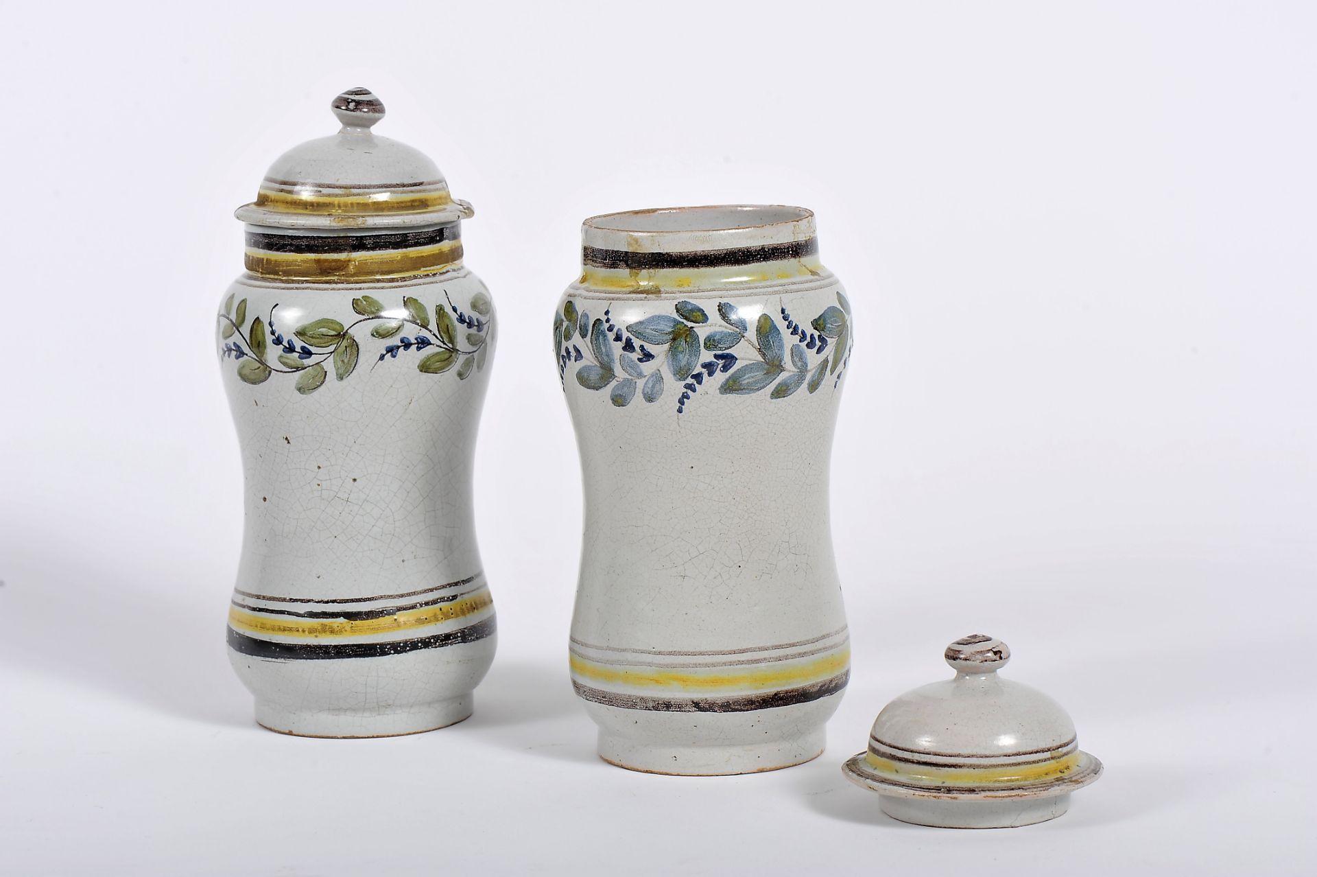 A pair of covered pharmacy pots - Bild 2 aus 2