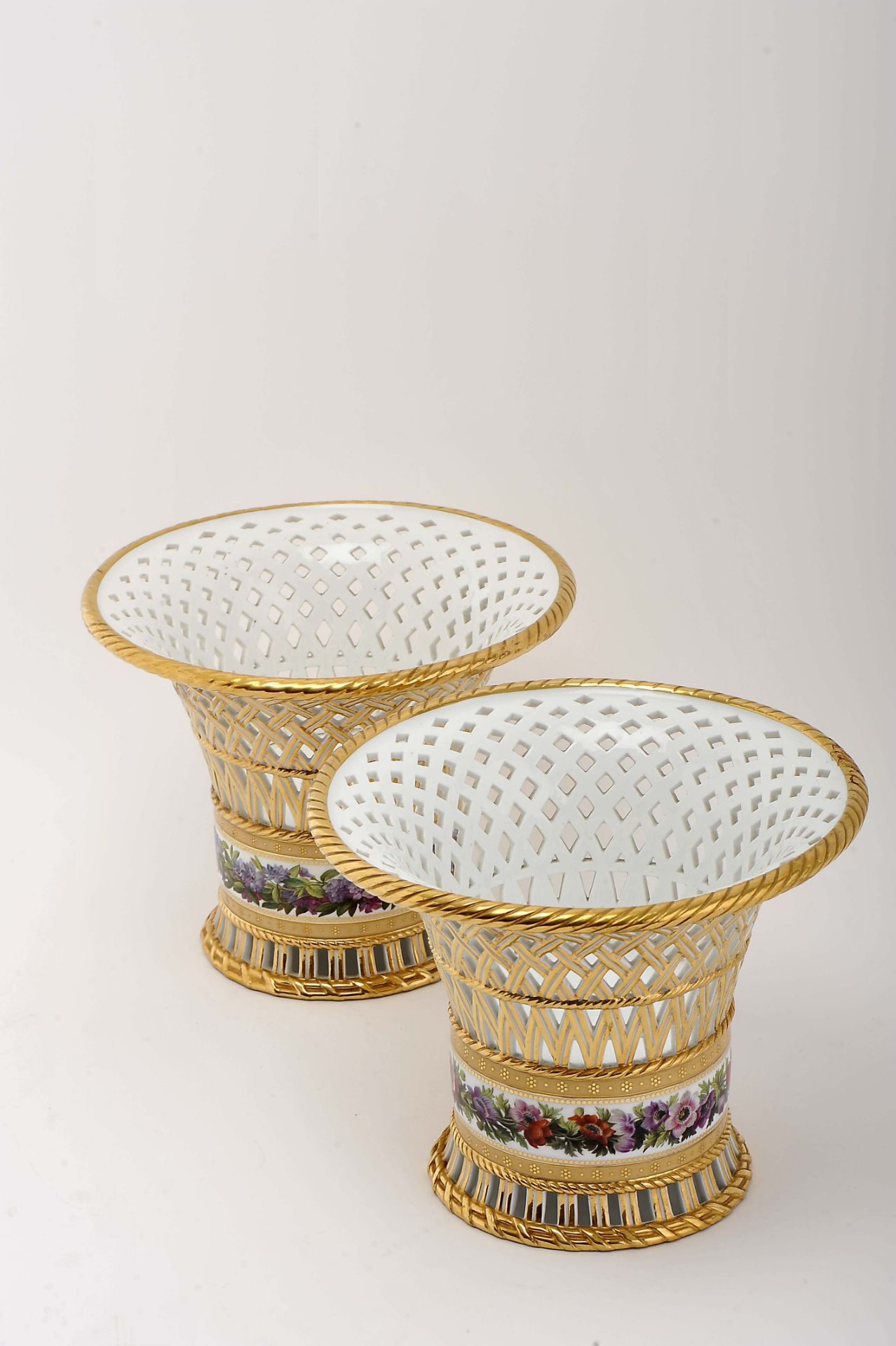 A pair of tall baskets - Image 2 of 3