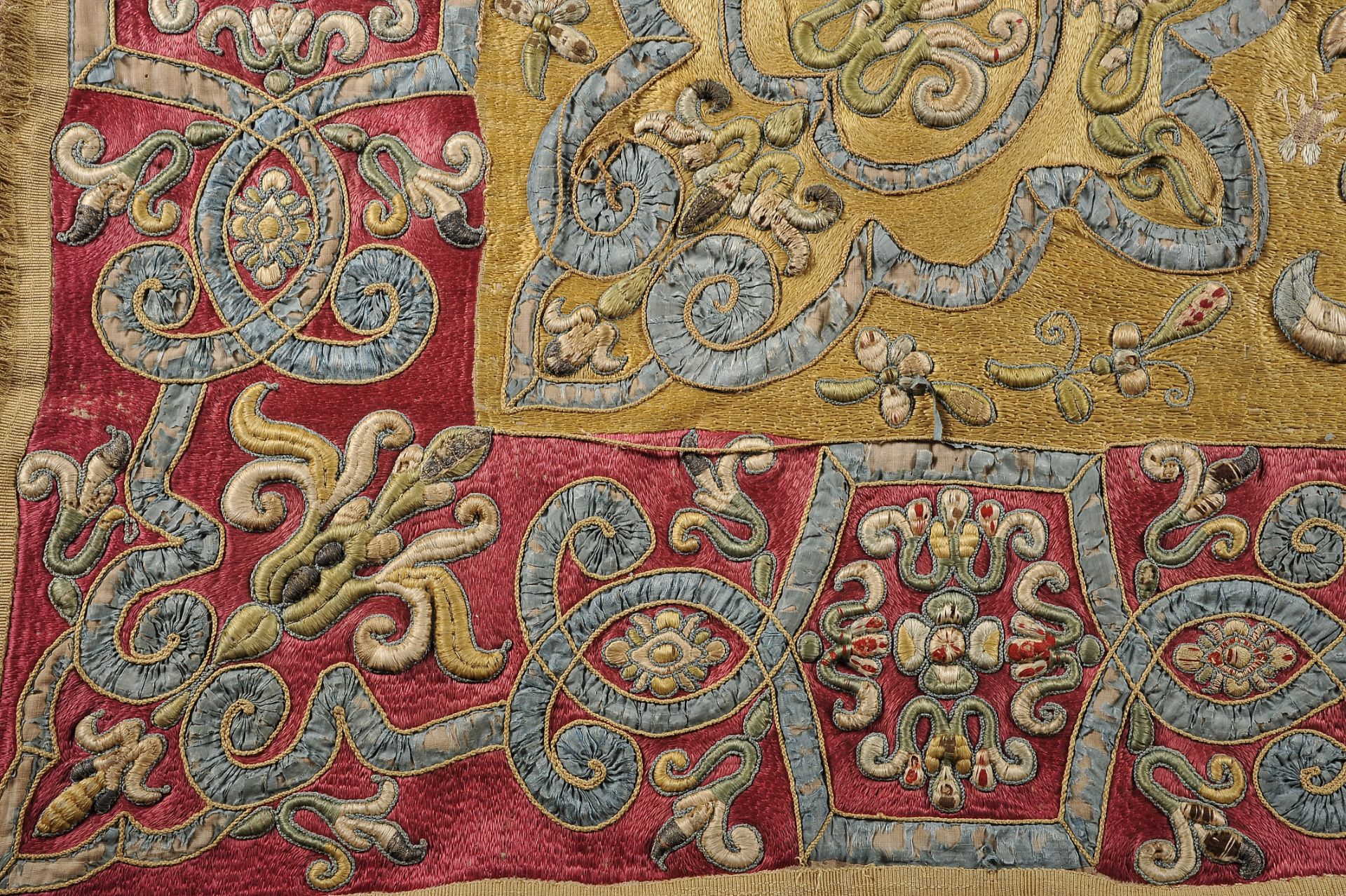 A coverlet or a drape cloth - Image 3 of 3