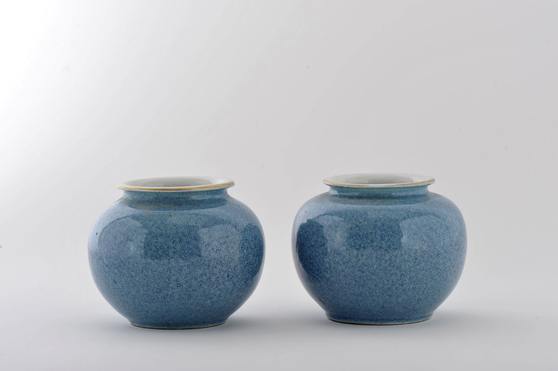 A pair of potbellied vases - Image 2 of 3