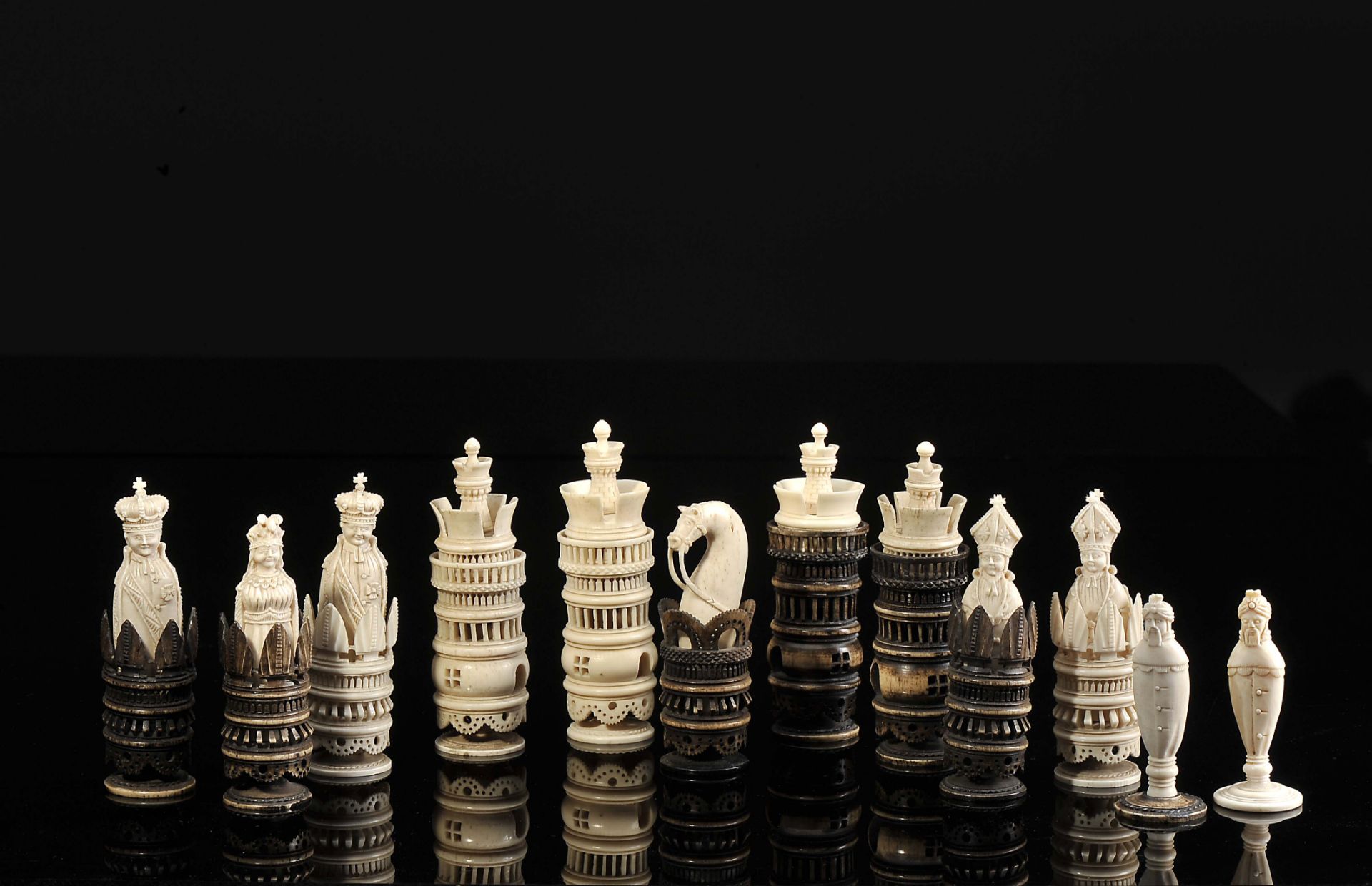 "Spanish Pulpit" chess pieces - Image 5 of 7