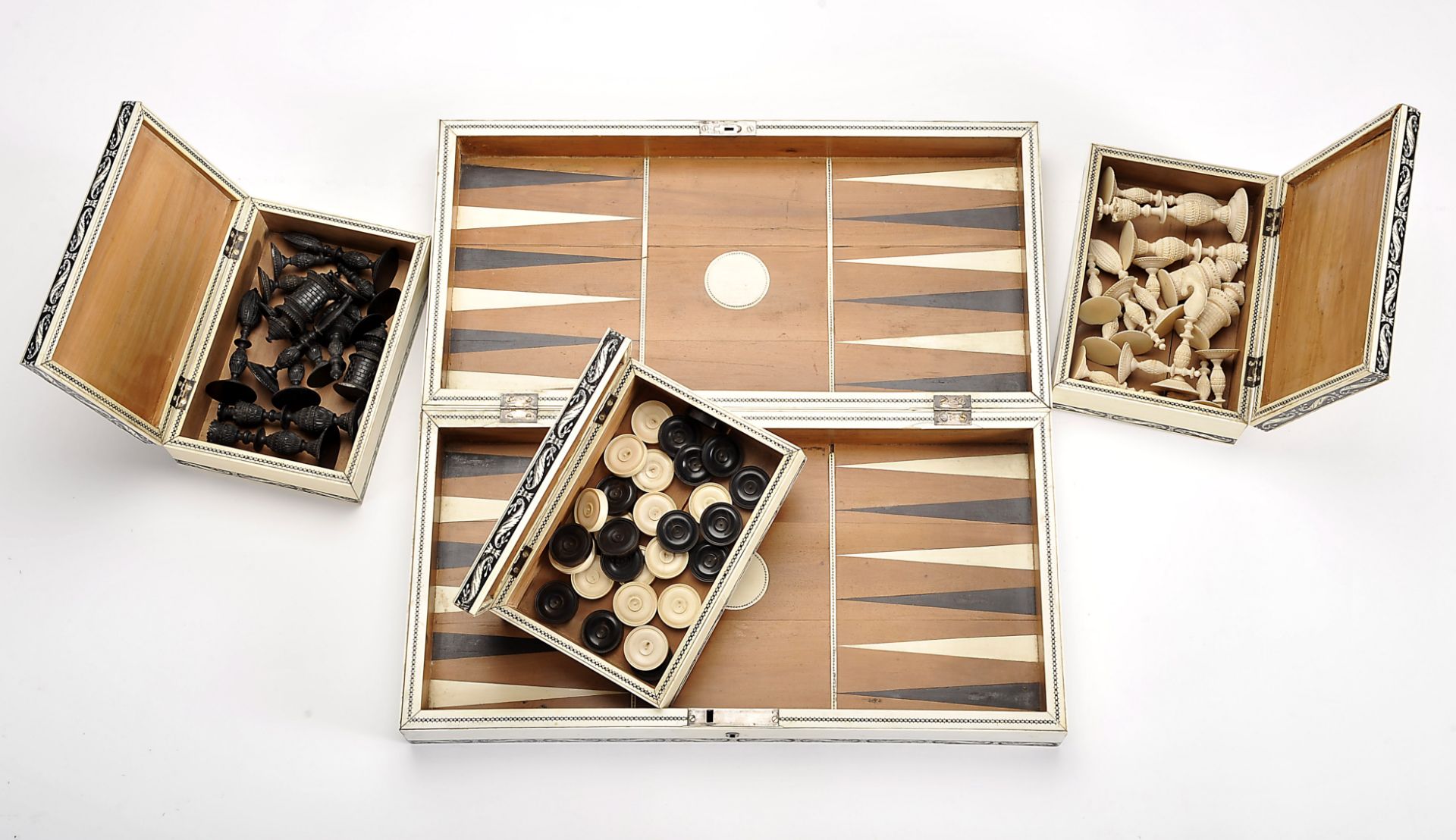 Chess and Backgammon pieces with an articulated board closing in the form of a box - Image 4 of 13