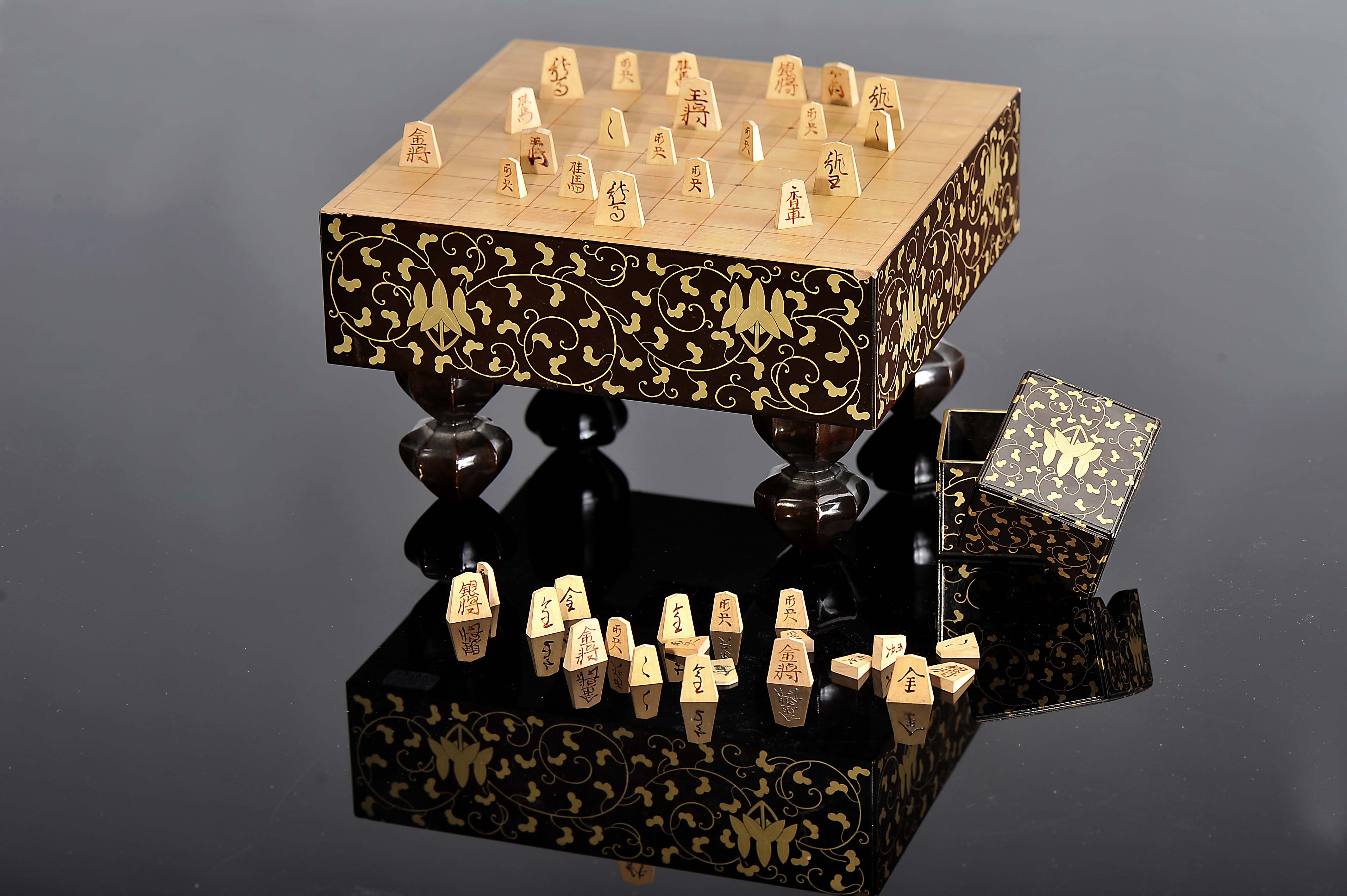 Shogi table/board with forty pieces in "Tomobako" box - Image 16 of 17