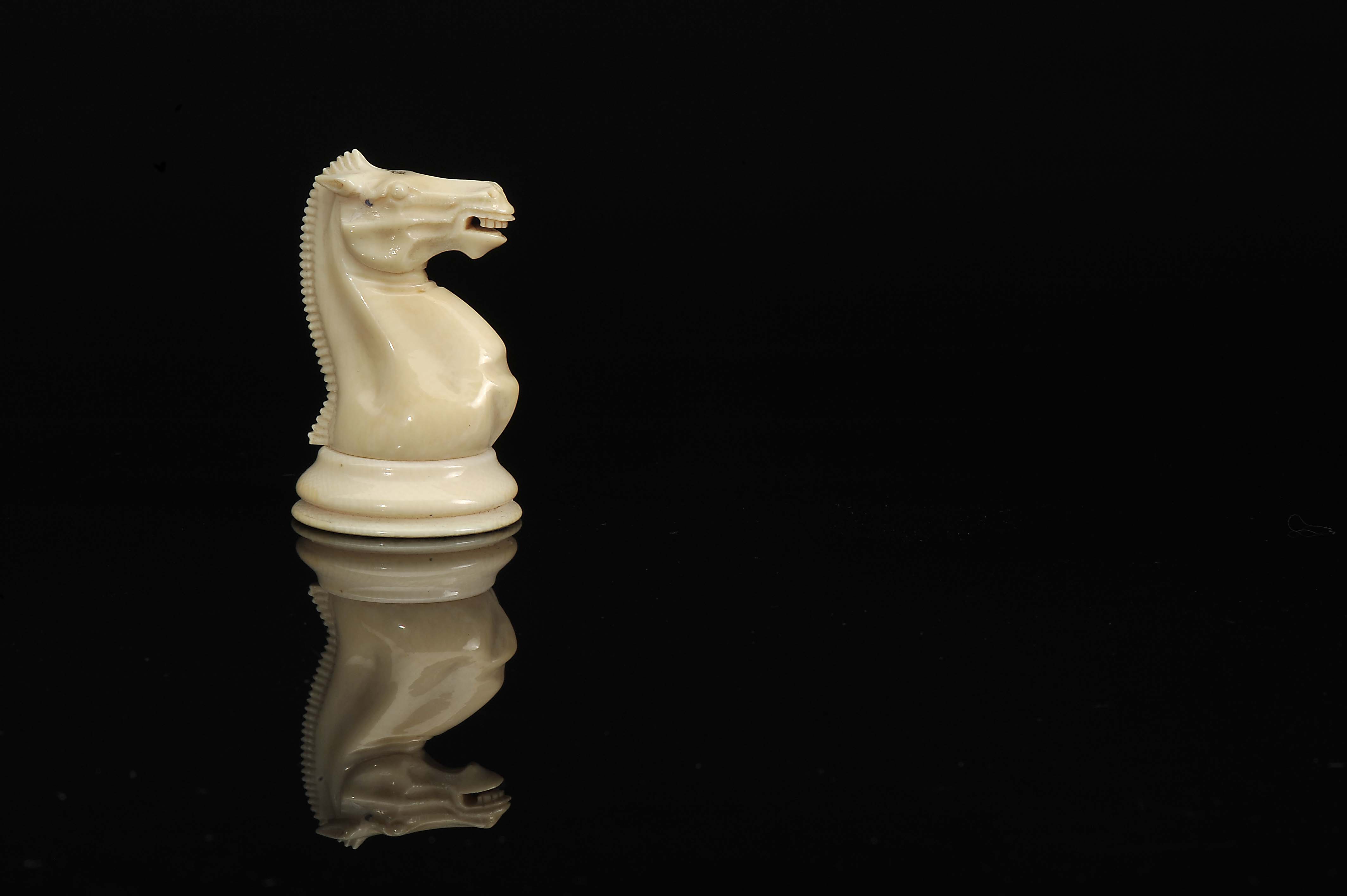 "Staunton - Club size" chess pieces - Image 4 of 18