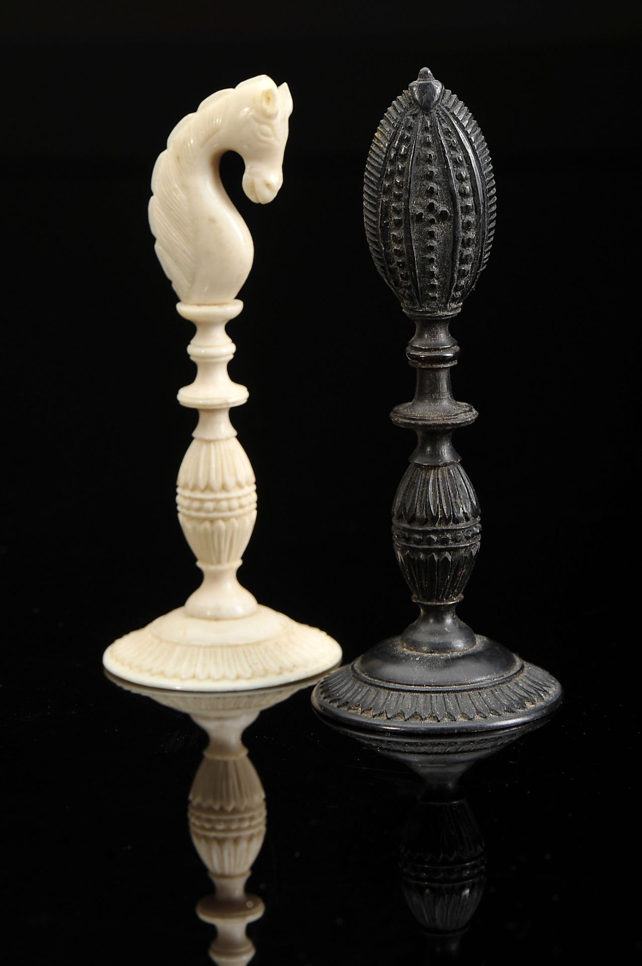 Chess and Backgammon pieces with an articulated board closing in the form of a box - Image 7 of 13