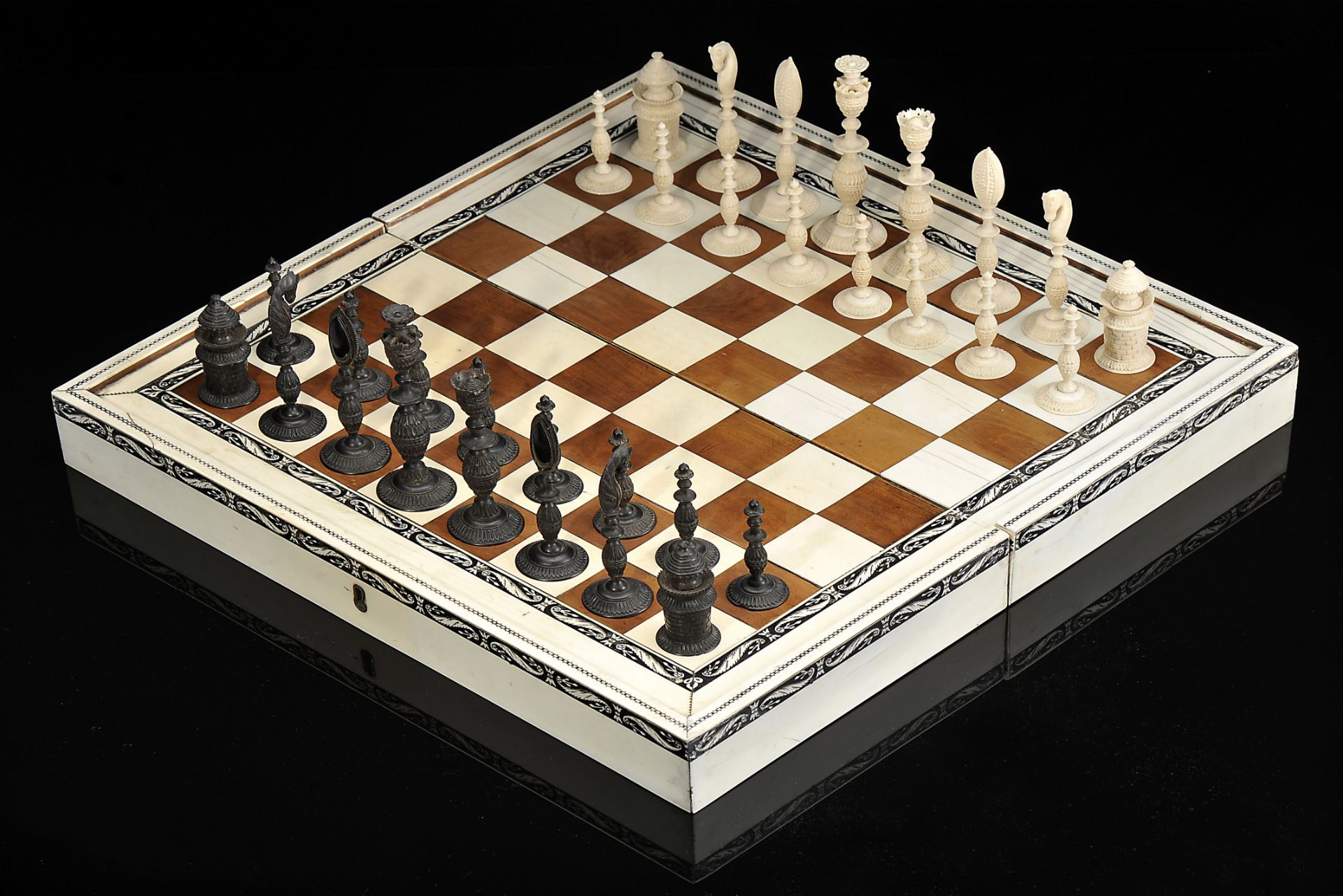 Chess and Backgammon pieces with an articulated board closing in the form of a box - Image 11 of 13