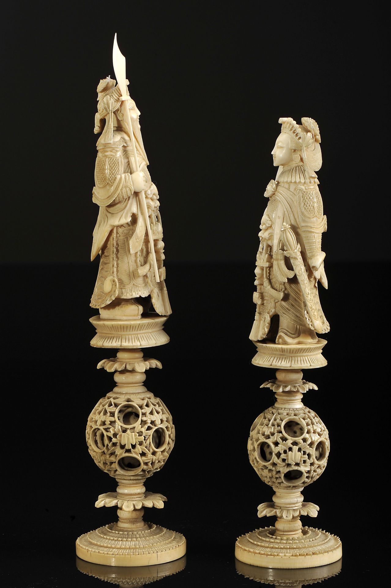 Chess pieces, "Emperor" and "Empress" based on "Ball of happiness" - Image 2 of 4