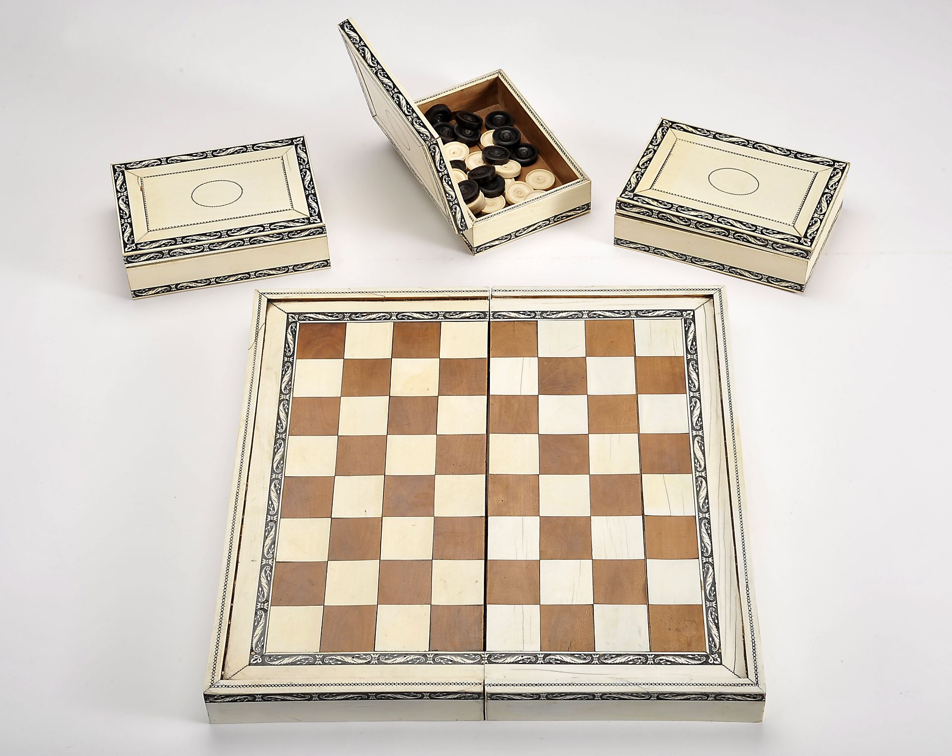 Chess and Backgammon pieces with an articulated board closing in the form of a box - Image 5 of 13