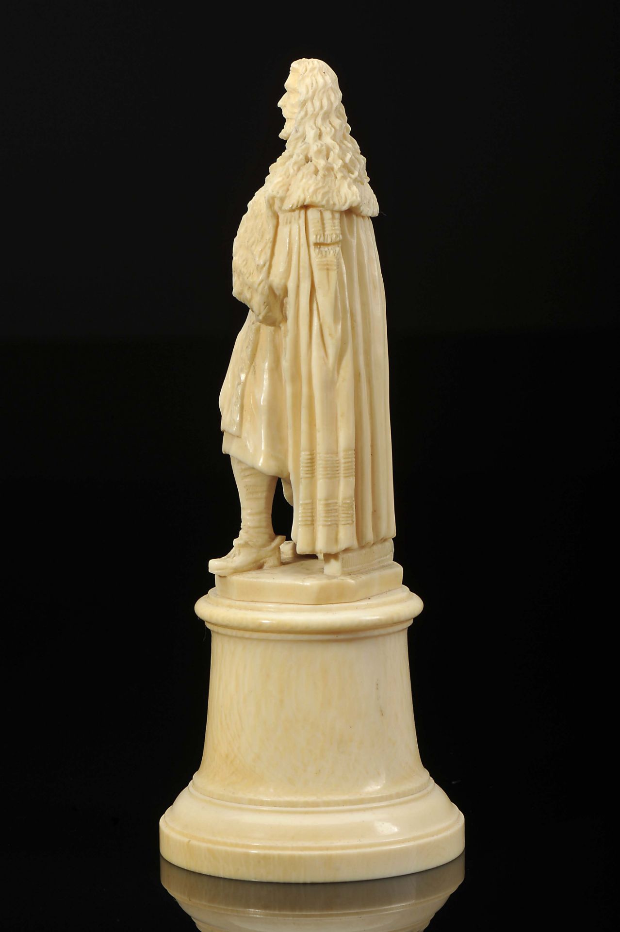 Chess piece "A King (?) with a mantle" - Image 3 of 4