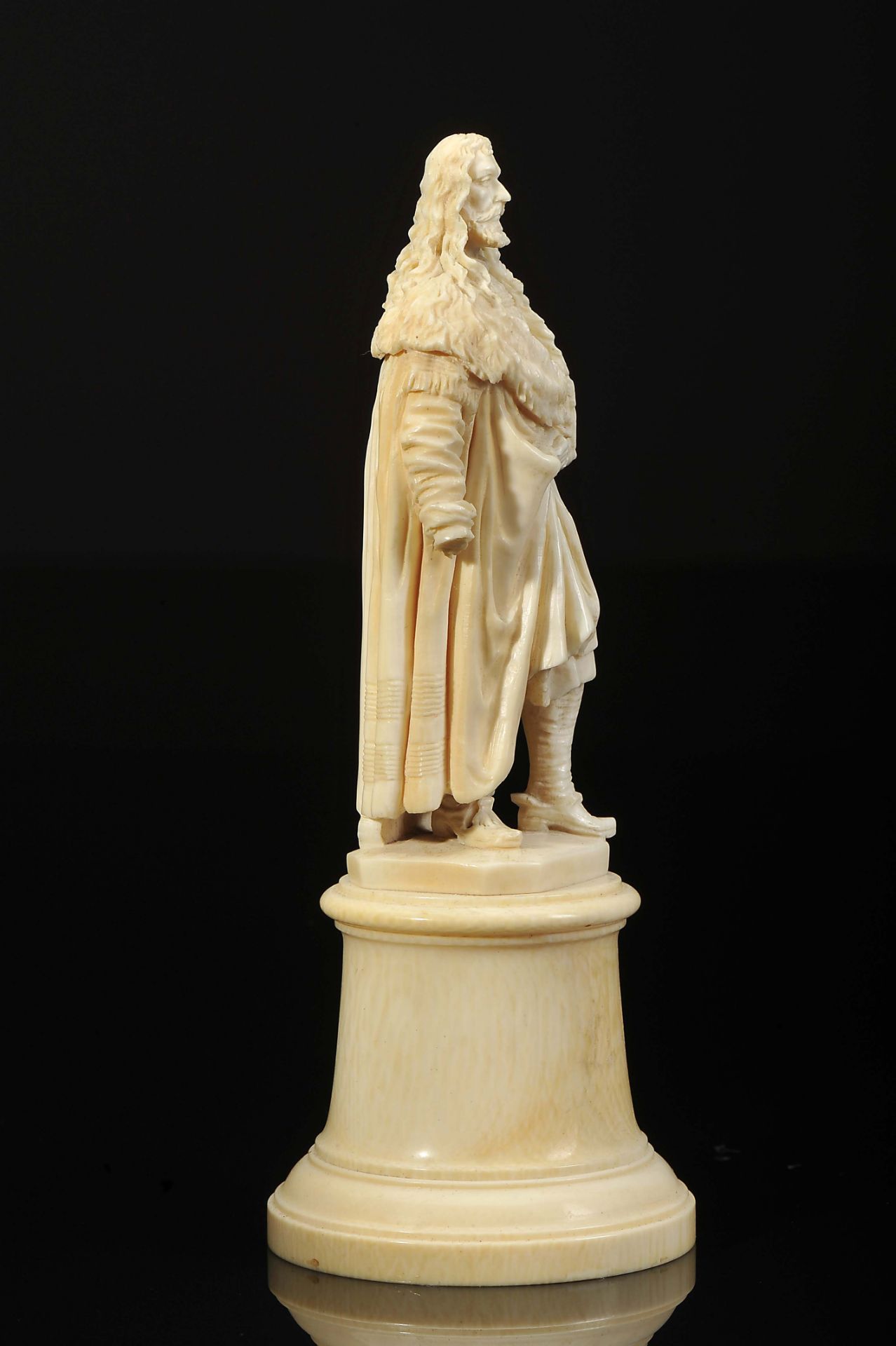 Chess piece "A King (?) with a mantle" - Image 4 of 4