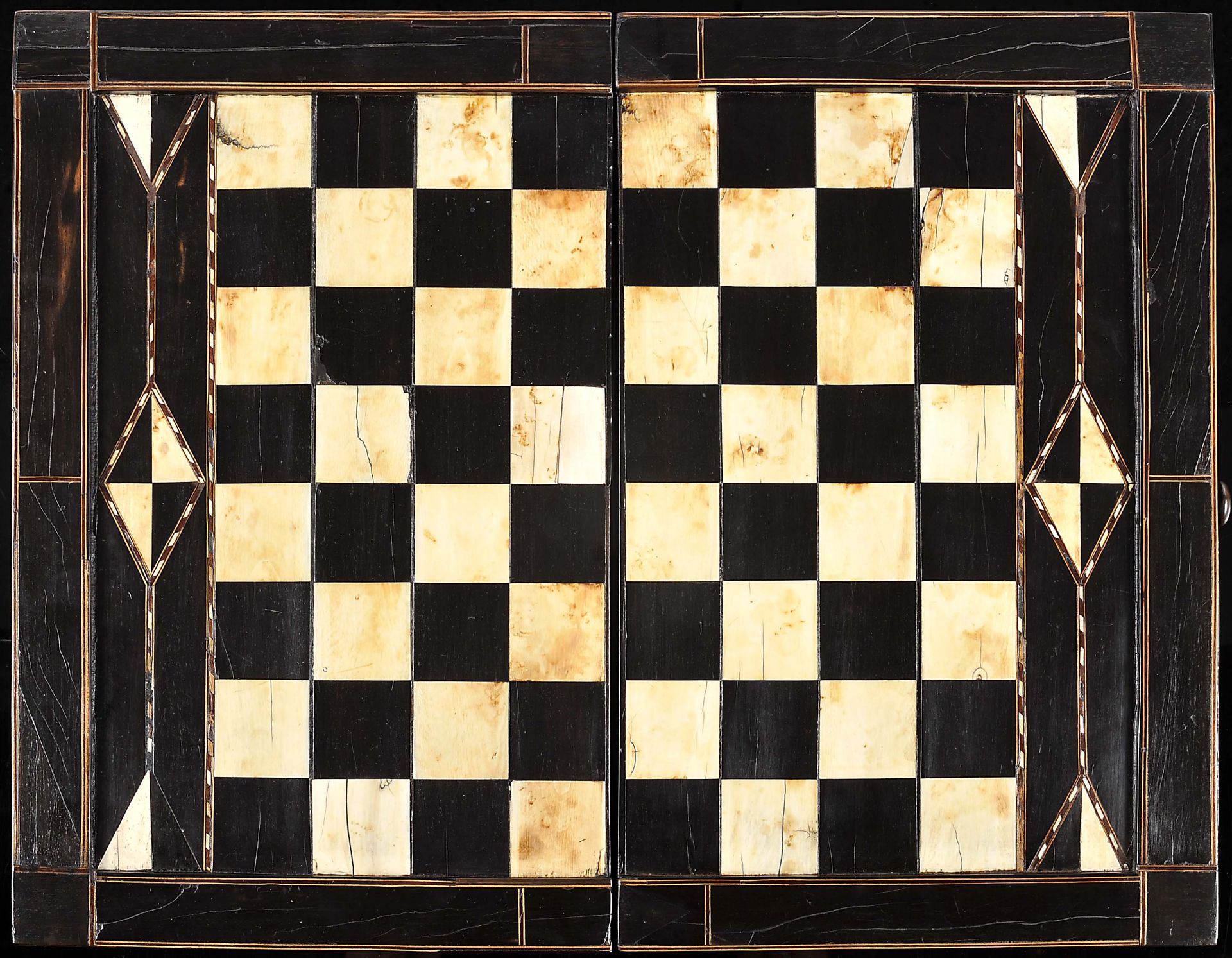 Chess and Backgammon board closing in the form of a box, thirty pieces, two dices and a cup - Image 5 of 10