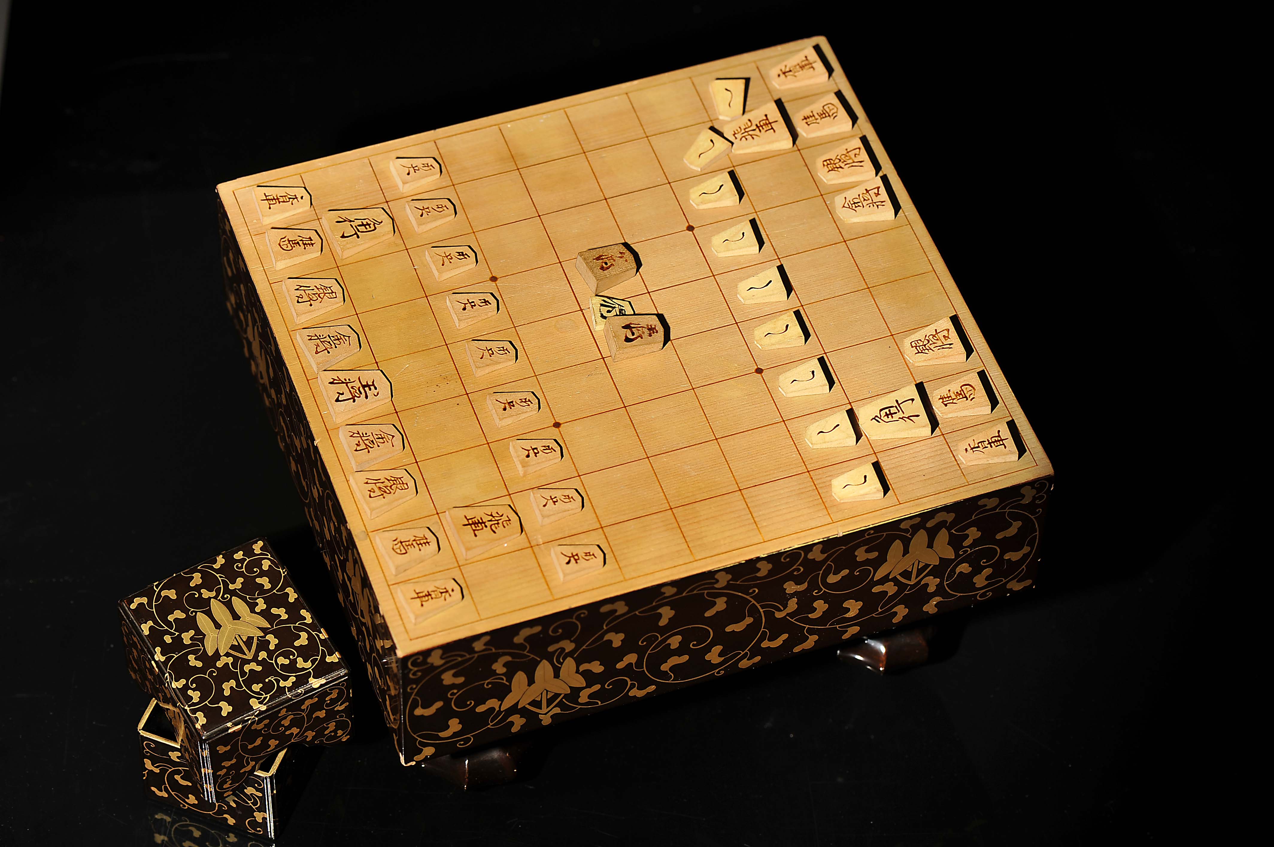 Shogi table/board with forty pieces in "Tomobako" box - Image 11 of 17