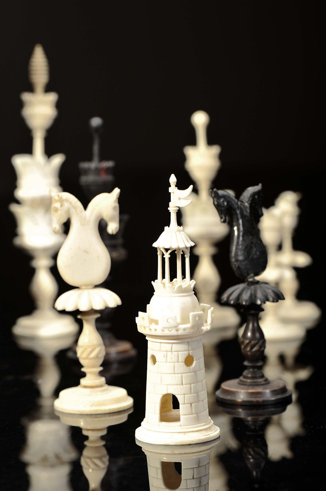 "Selenus" Chess Pieces - Image 5 of 9