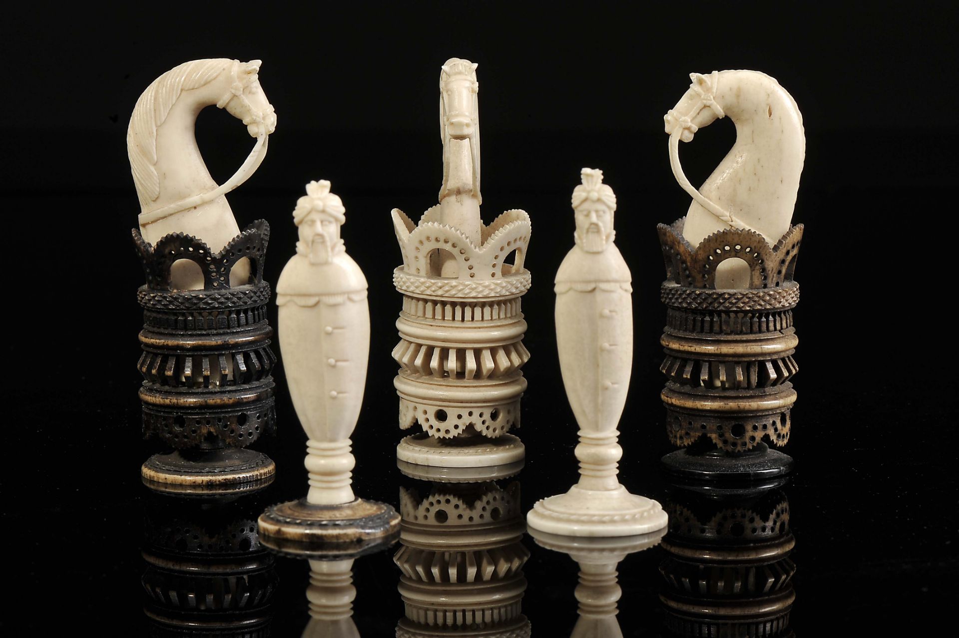 "Spanish Pulpit" chess pieces - Image 4 of 7