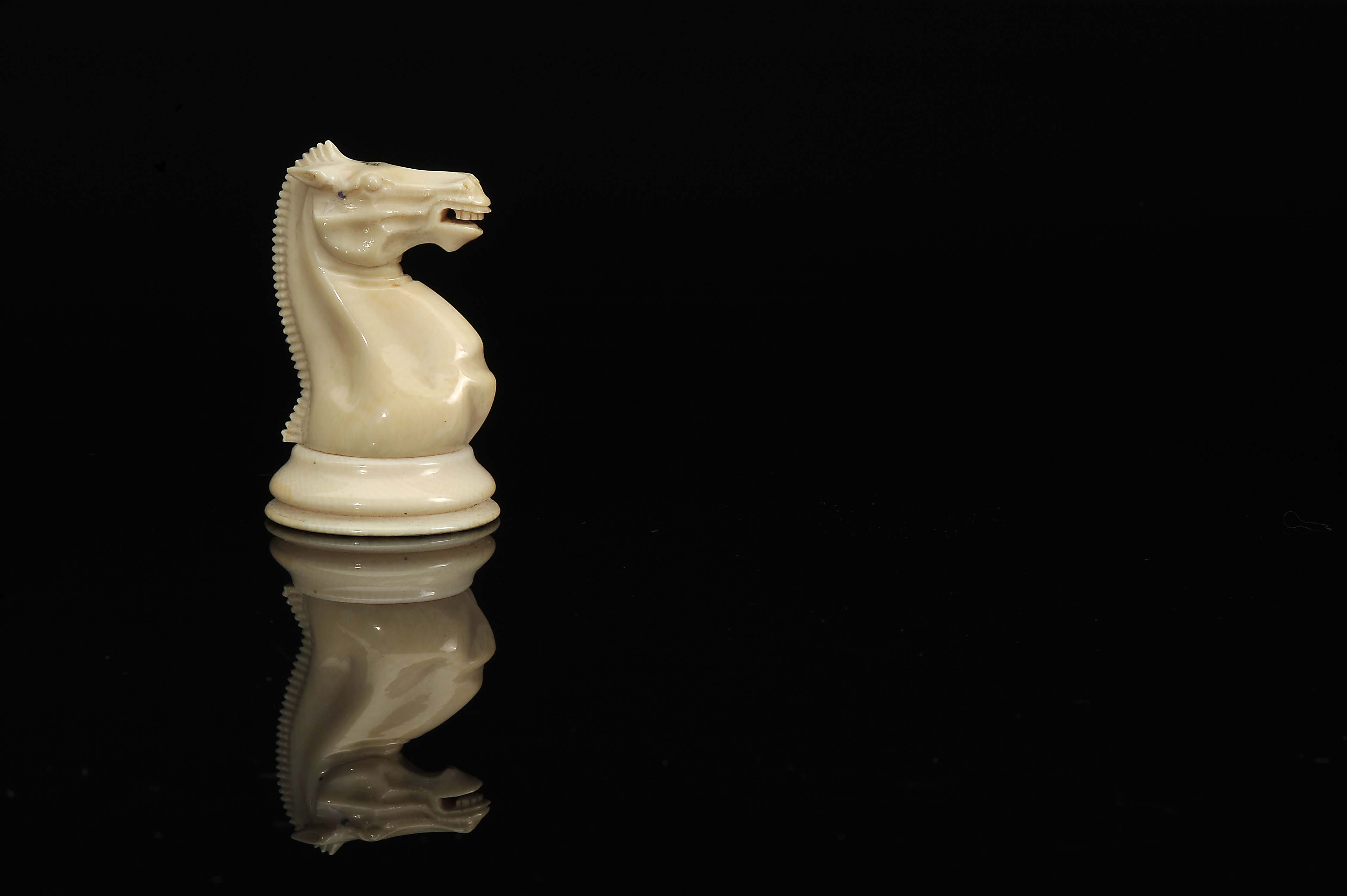 "Staunton - Club size" chess pieces - Image 5 of 18