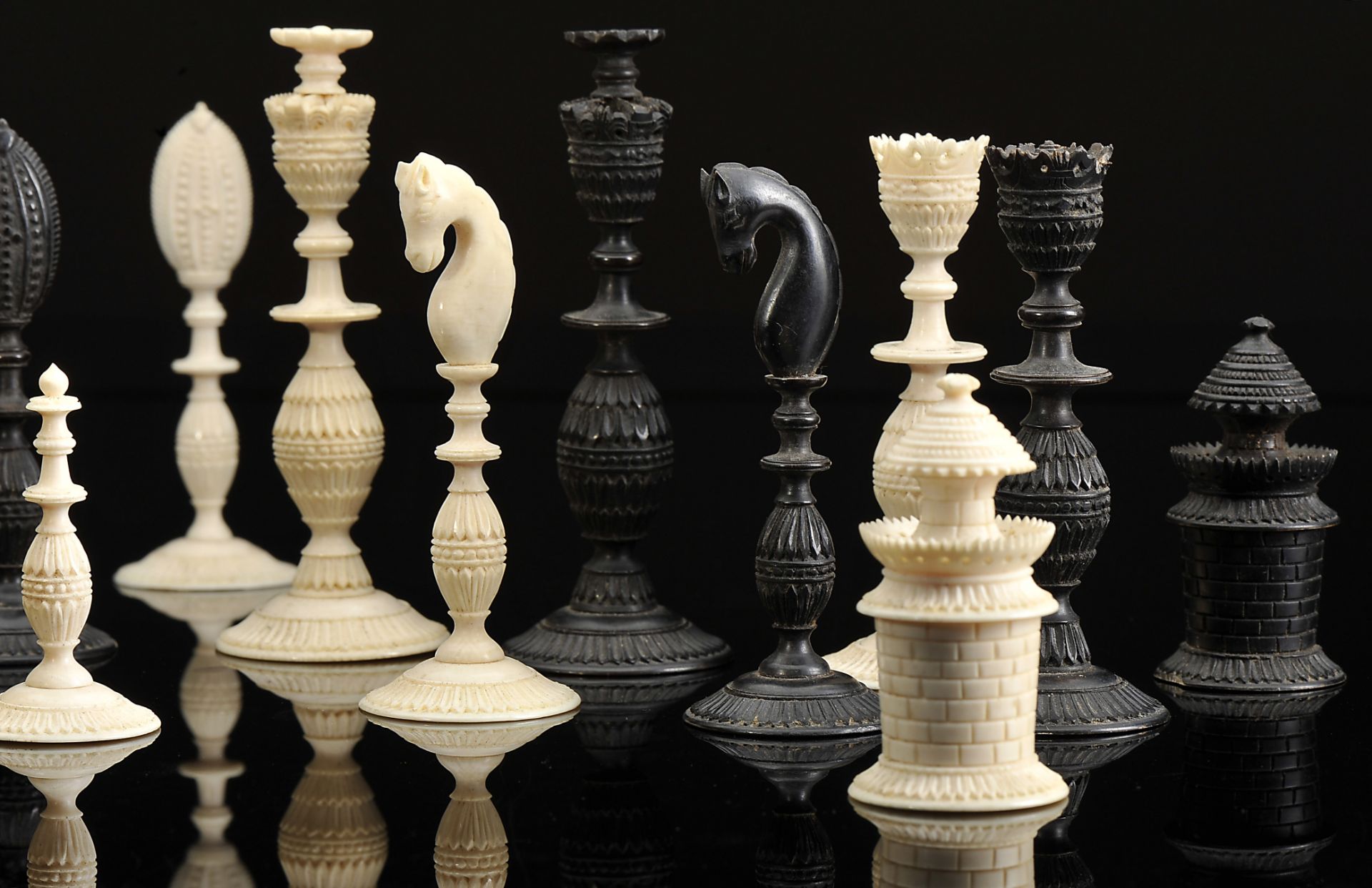 Chess and Backgammon pieces with an articulated board closing in the form of a box - Image 8 of 13