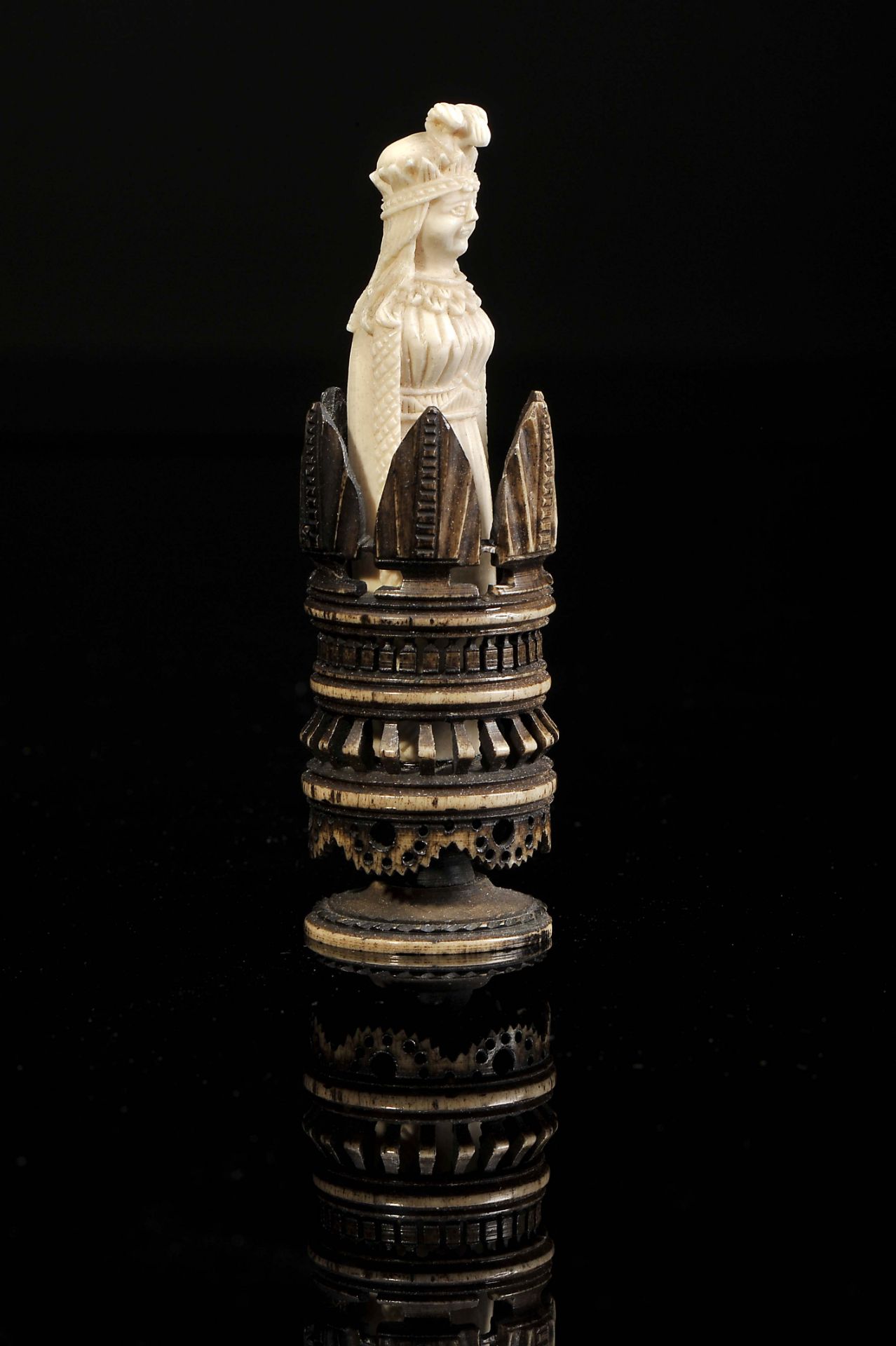 "Spanish Pulpit" chess pieces - Image 3 of 7