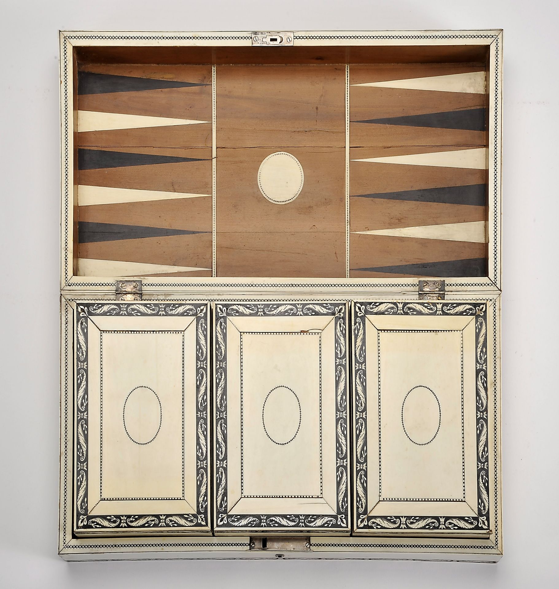 Chess and Backgammon pieces with an articulated board closing in the form of a box - Image 6 of 13