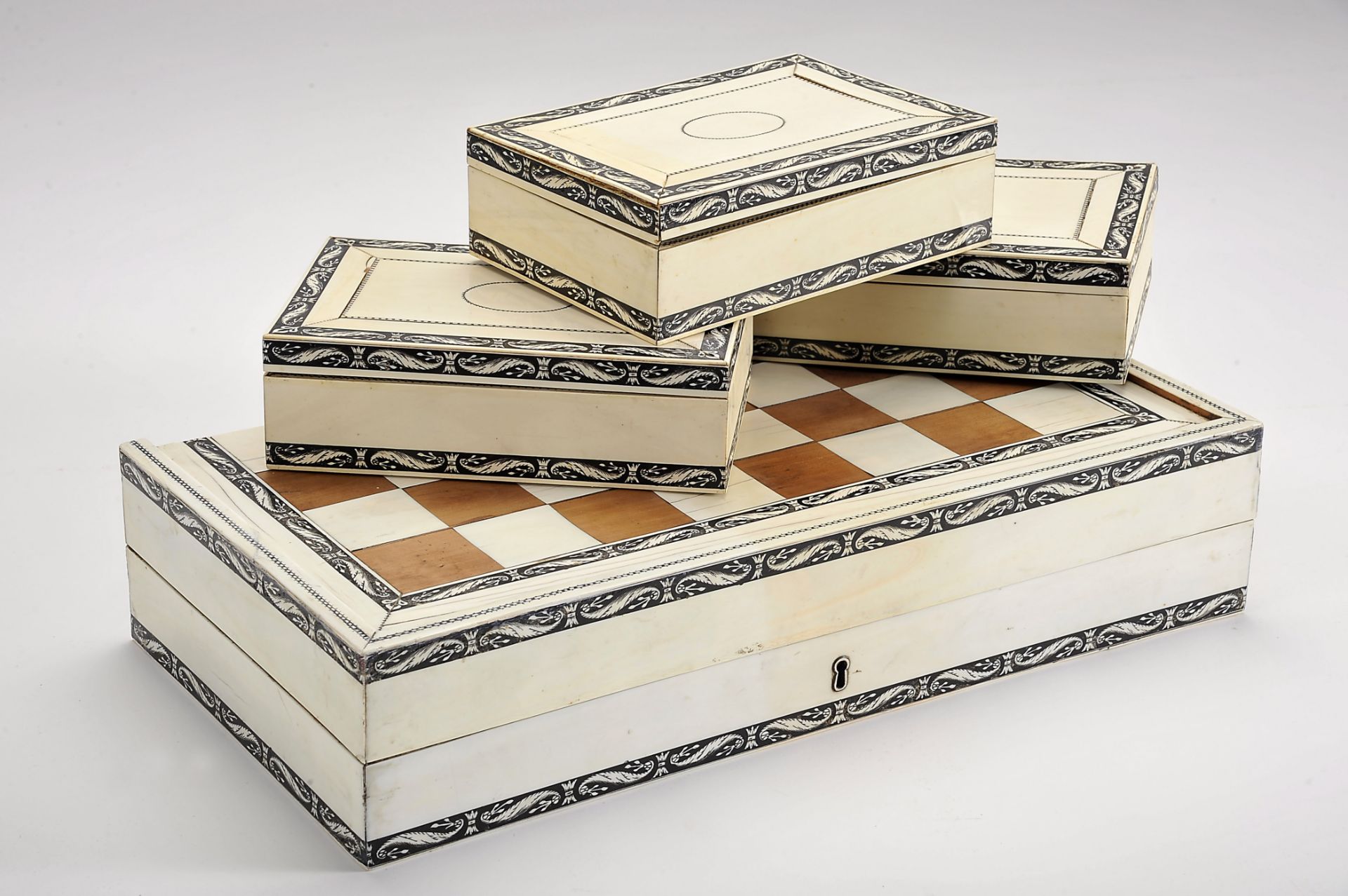 Chess and Backgammon pieces with an articulated board closing in the form of a box - Image 3 of 13