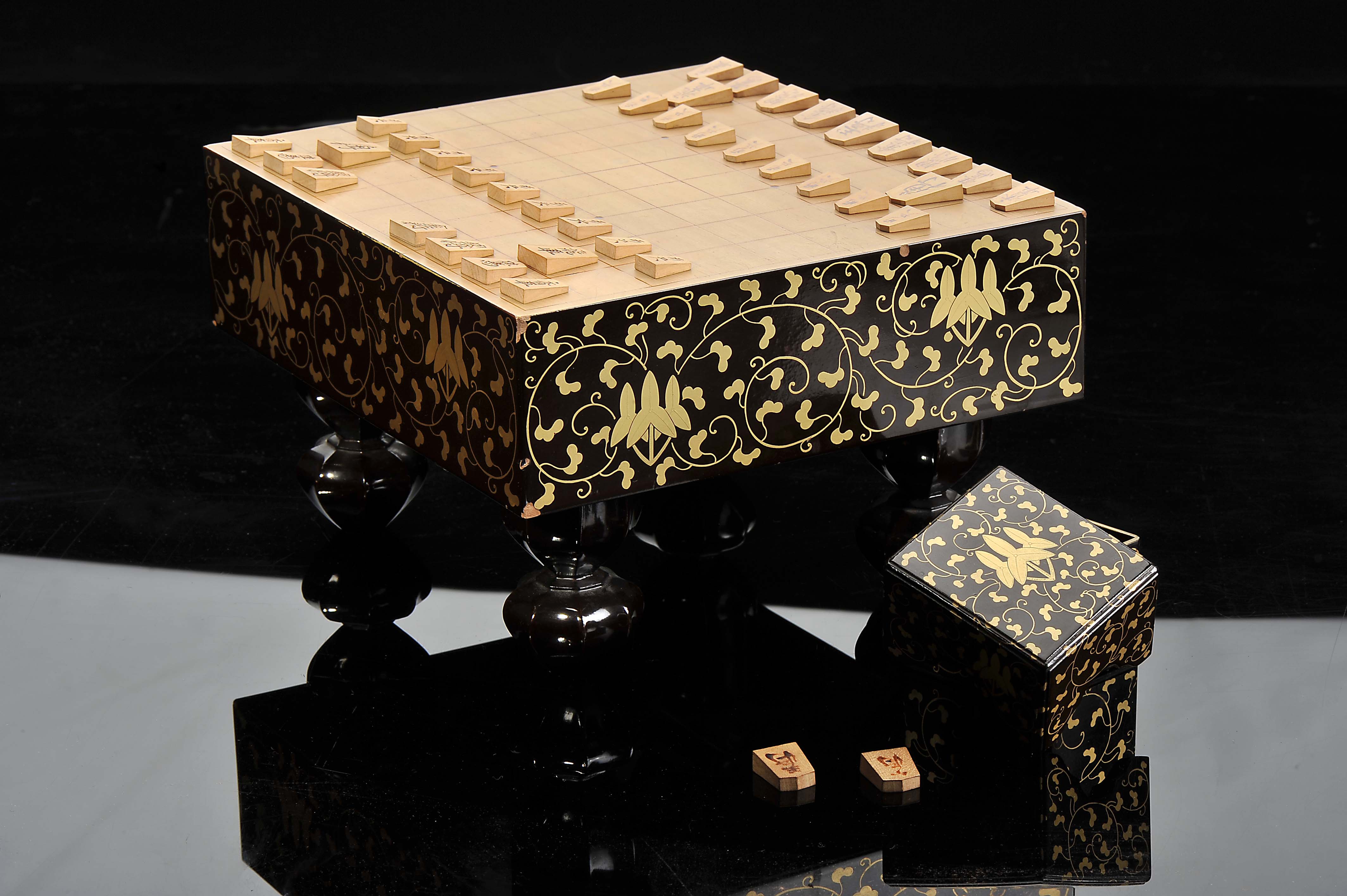 Shogi table/board with forty pieces in "Tomobako" box - Image 3 of 17