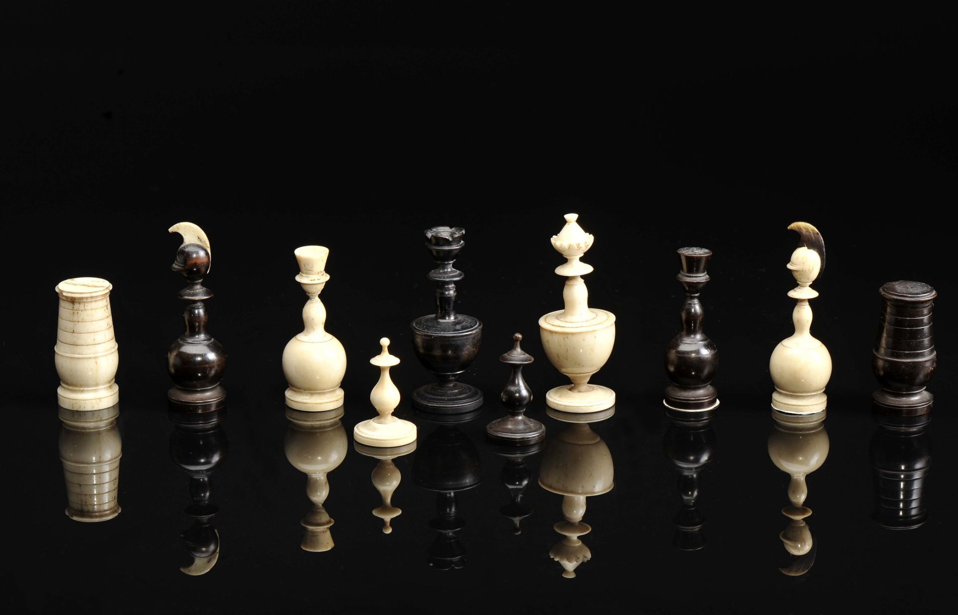 "Lyon Pattern" Chess Pieces - Image 4 of 5