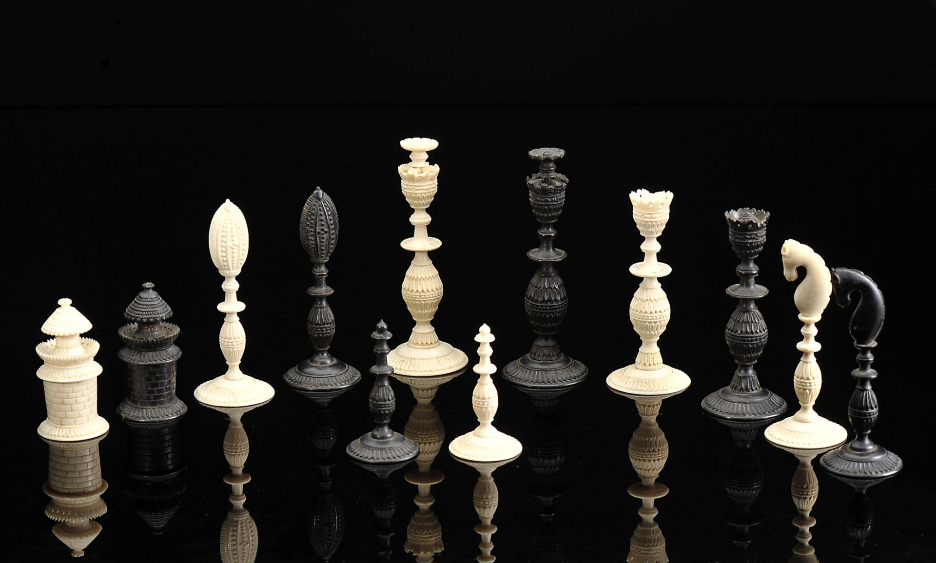 Chess and Backgammon pieces with an articulated board closing in the form of a box - Image 9 of 13