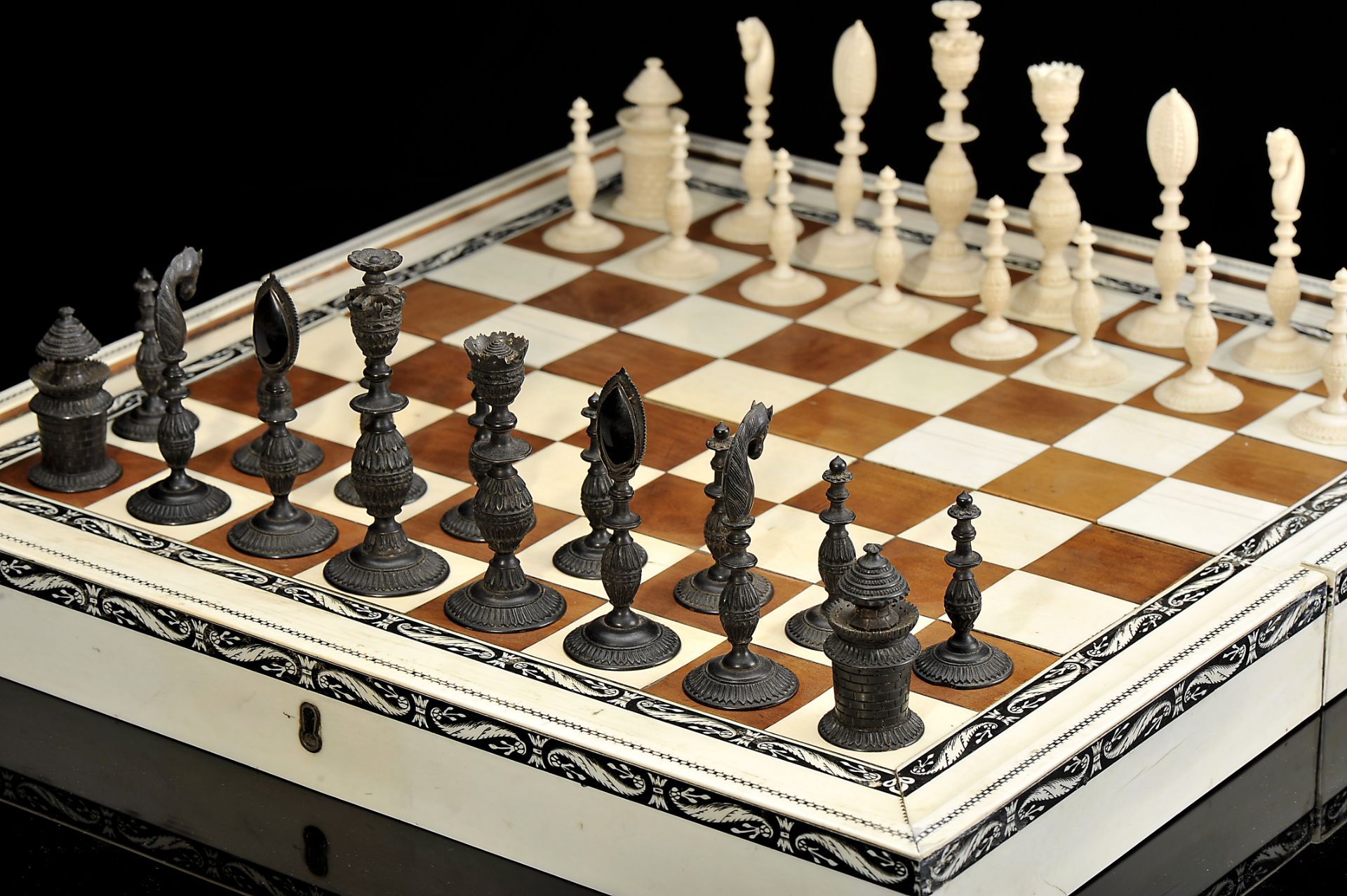 Chess and Backgammon pieces with an articulated board closing in the form of a box - Image 2 of 13
