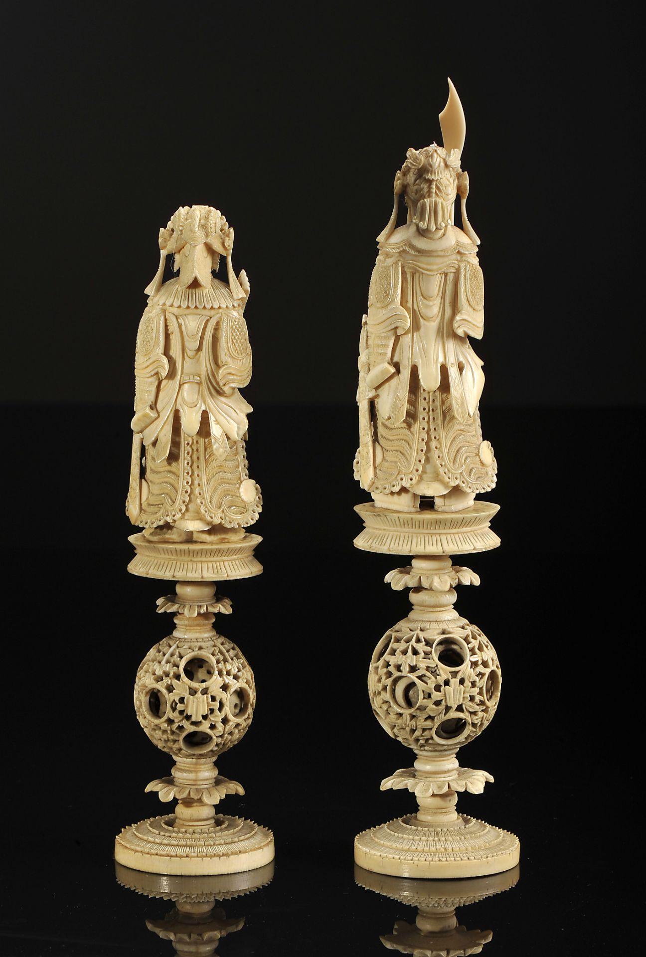 Chess pieces, "Emperor" and "Empress" based on "Ball of happiness" - Image 3 of 4