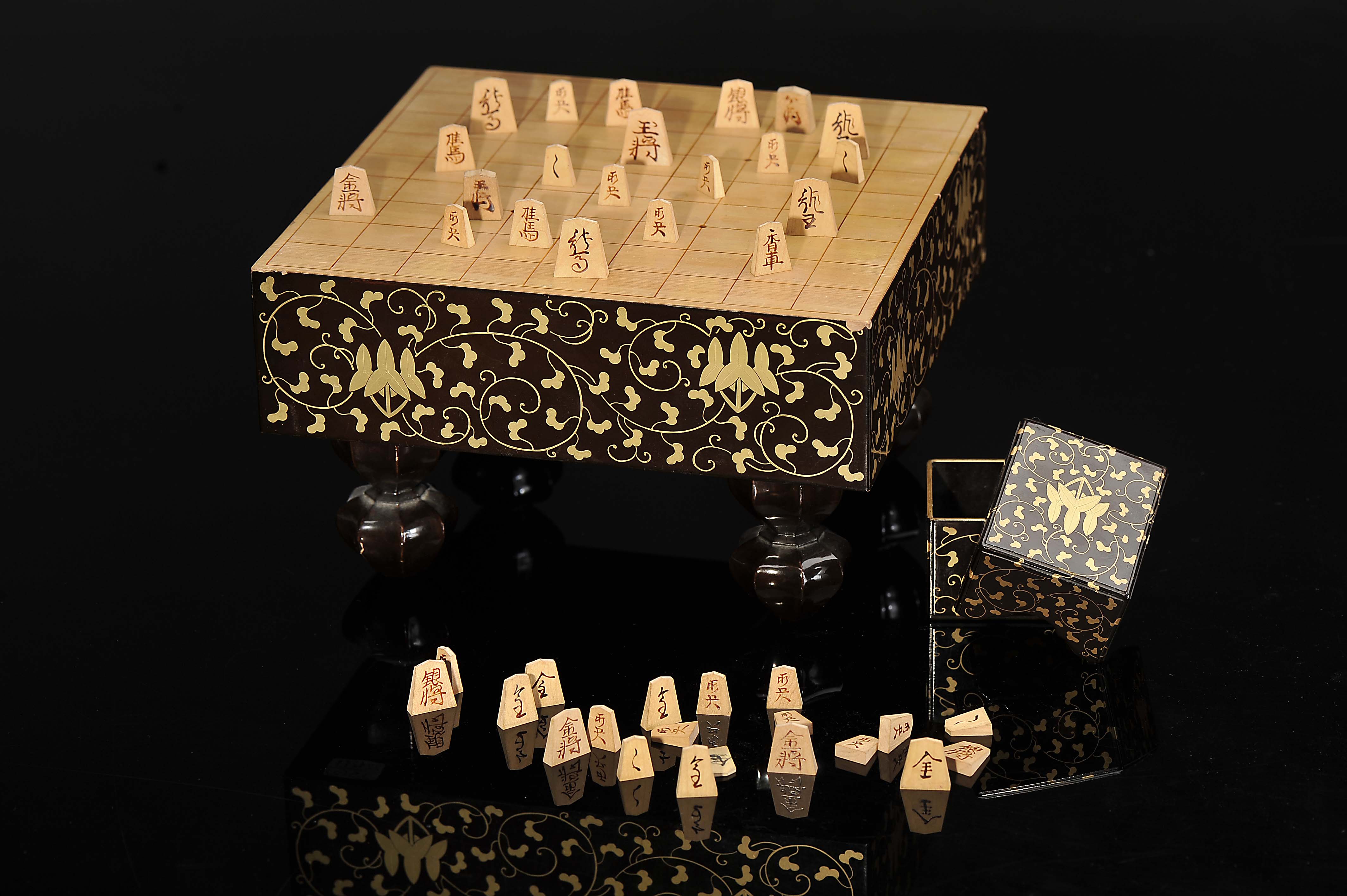 Shogi table/board with forty pieces in "Tomobako" box - Image 14 of 17