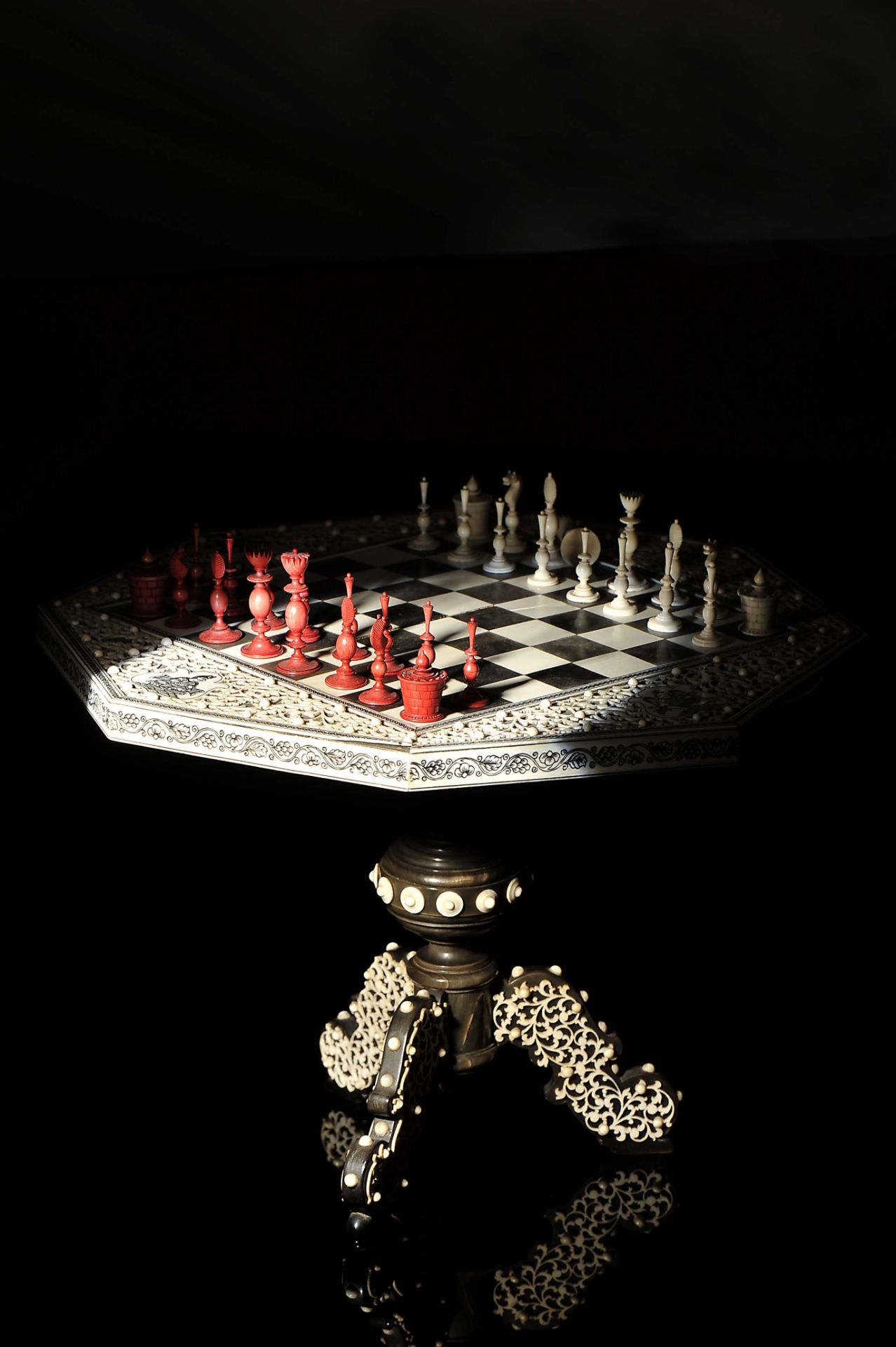 Miniature game table with chess pieces - Image 4 of 7