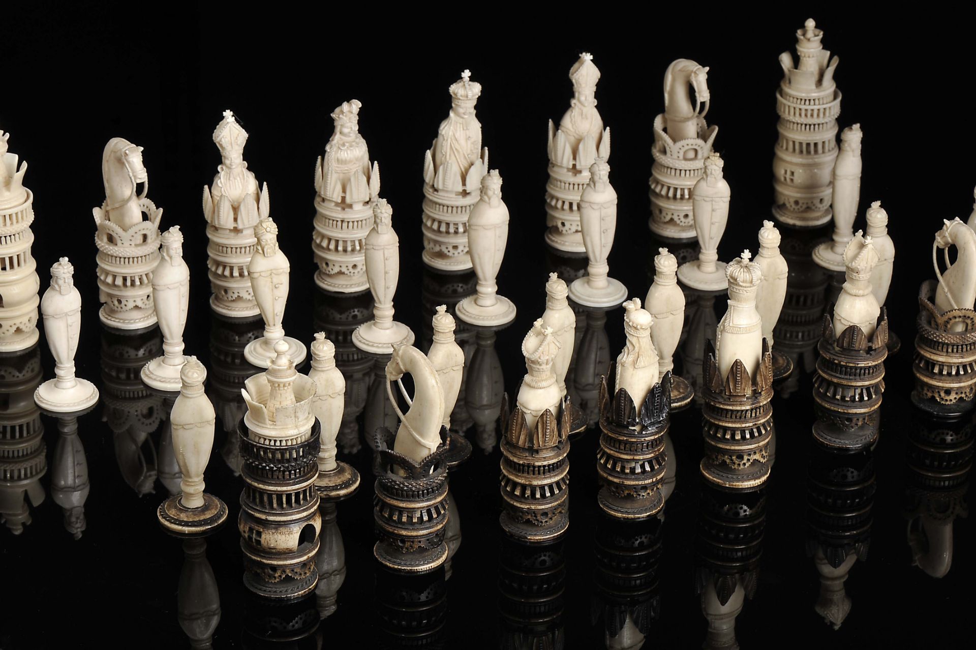 "Spanish Pulpit" chess pieces - Image 2 of 7