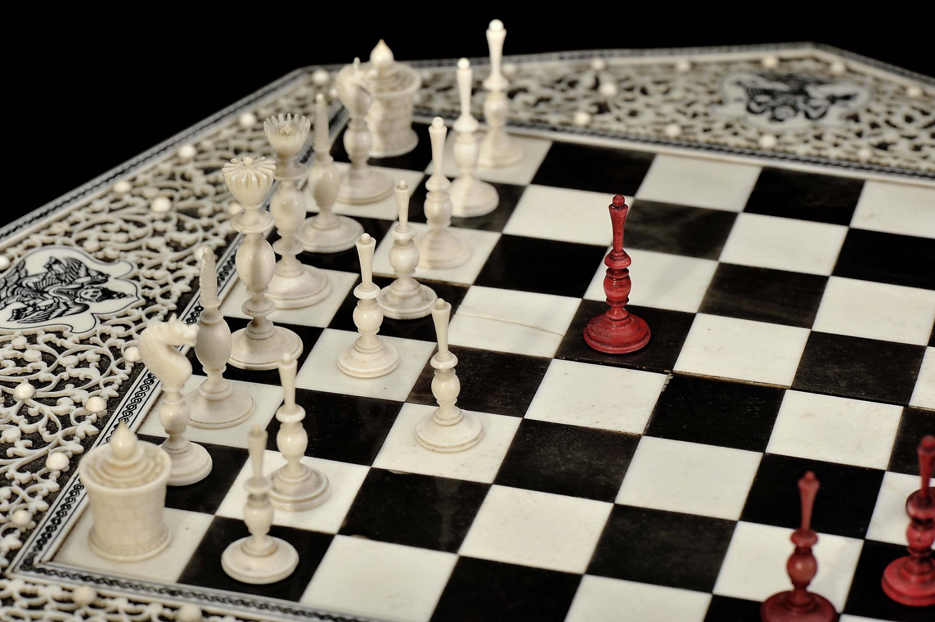 Miniature game table with chess pieces - Image 3 of 7