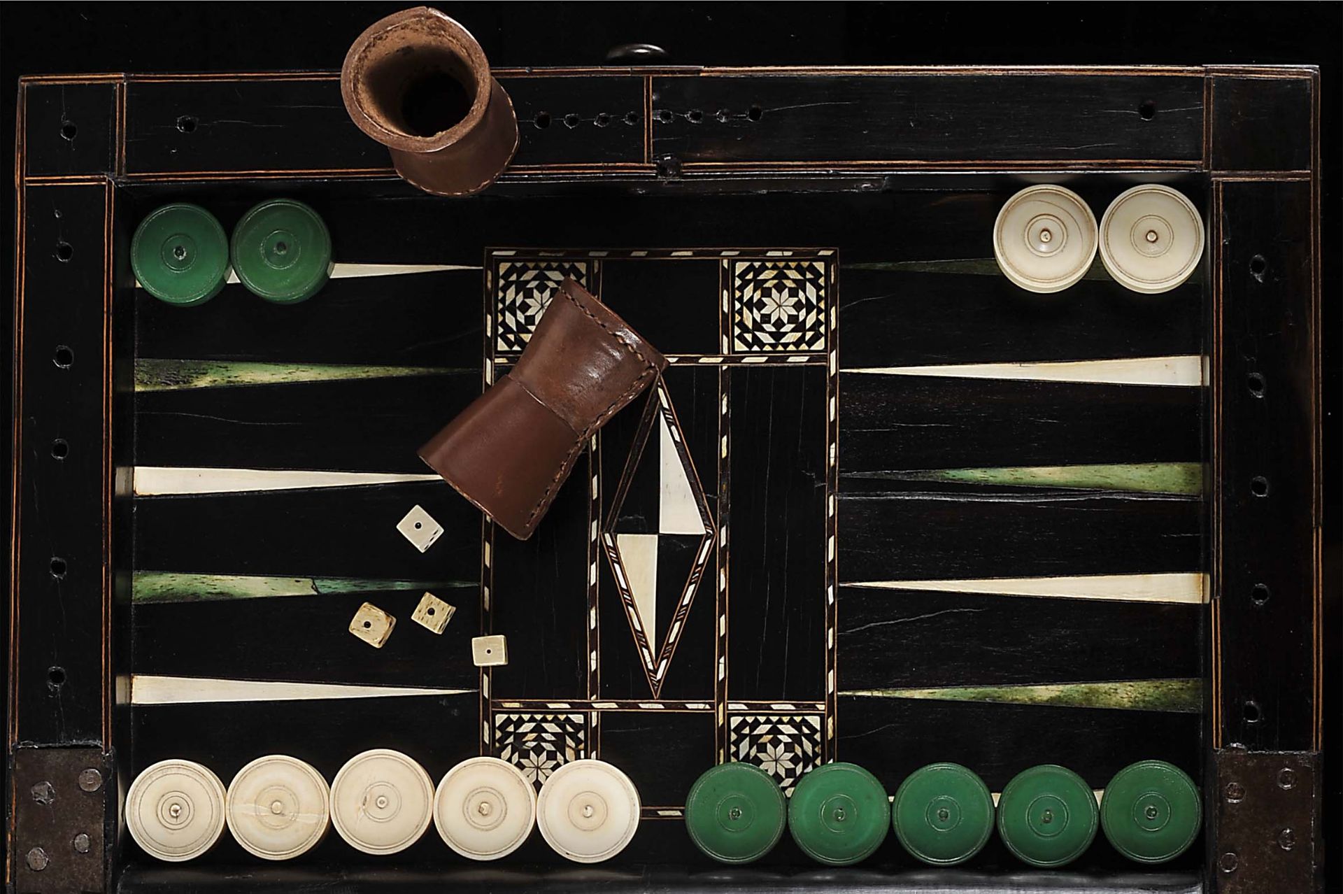 Chess and Backgammon board closing in the form of a box, thirty pieces, two dices and a cup - Image 2 of 10