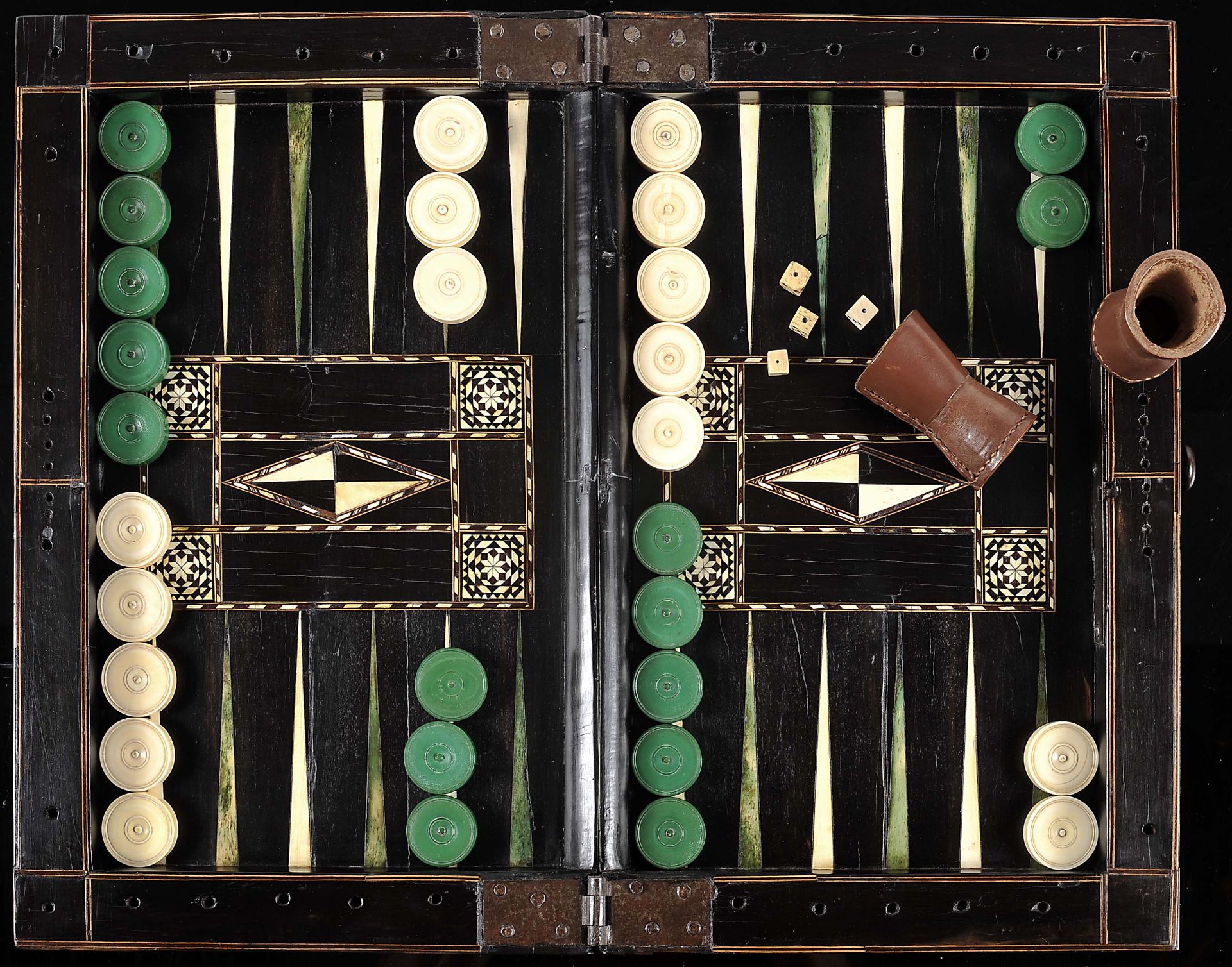 Chess and Backgammon board closing in the form of a box, thirty pieces, two dices and a cup - Image 6 of 10