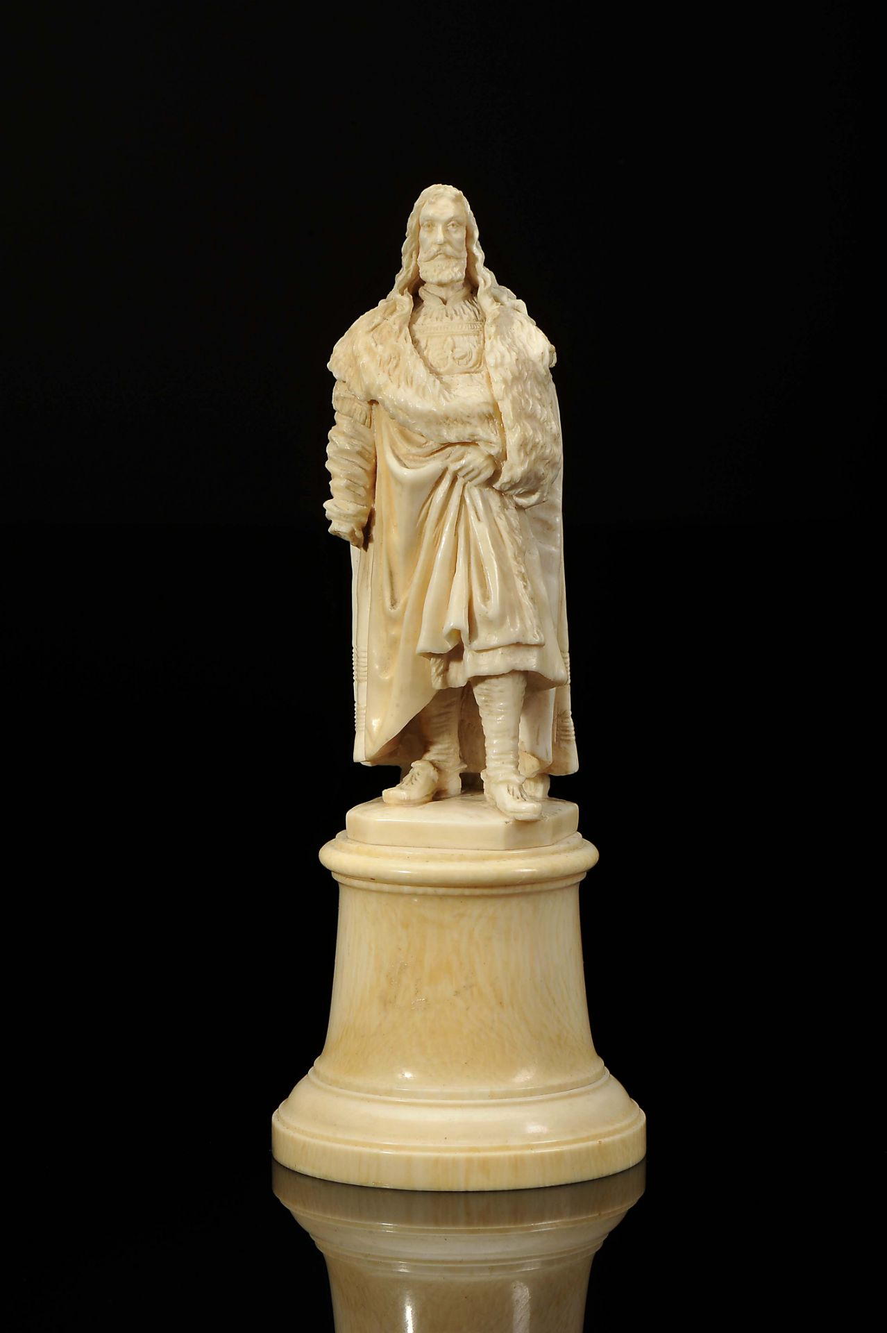 Chess piece "A King (?) with a mantle"