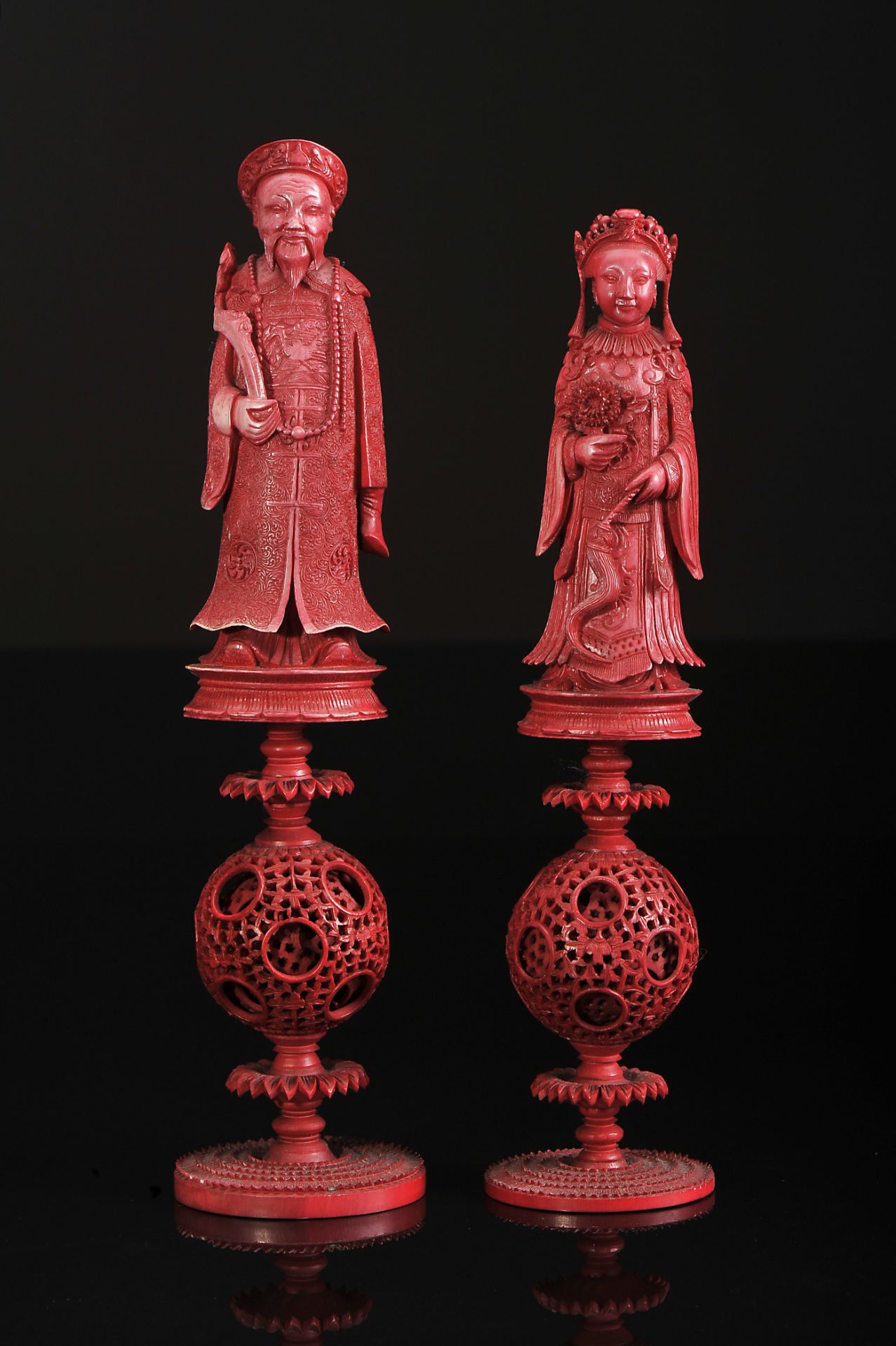 "Emperor" and "Empress" chess pieces based on "Ball of happiness"