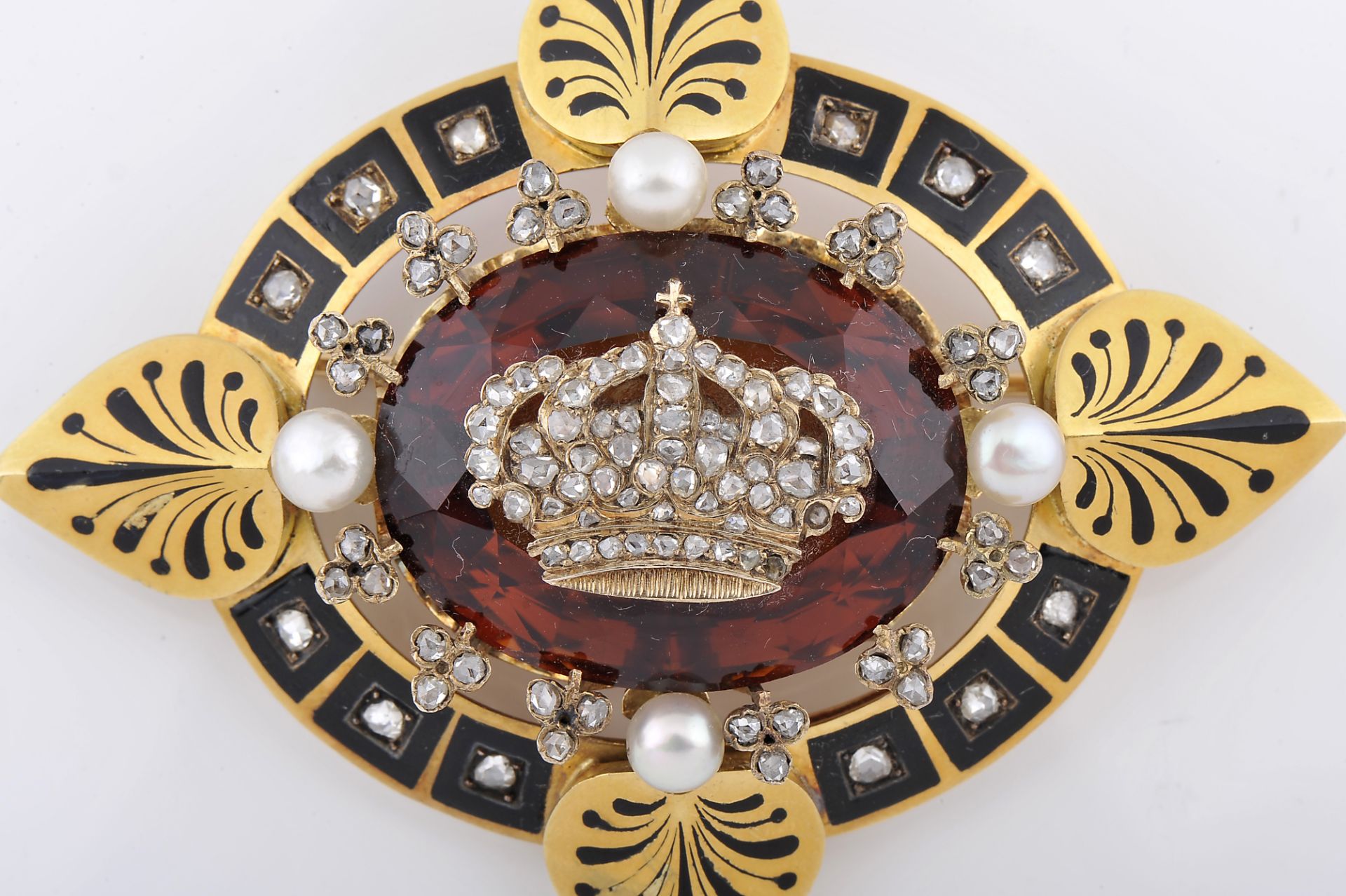 A brooch with a royal Crown - Image 4 of 4
