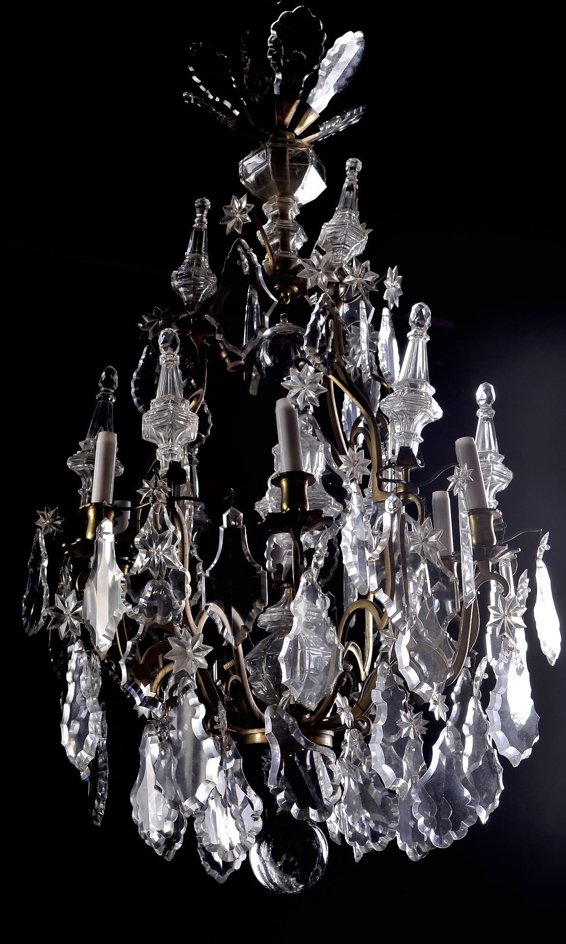 A twelve-light chandelier (six of which are interior)