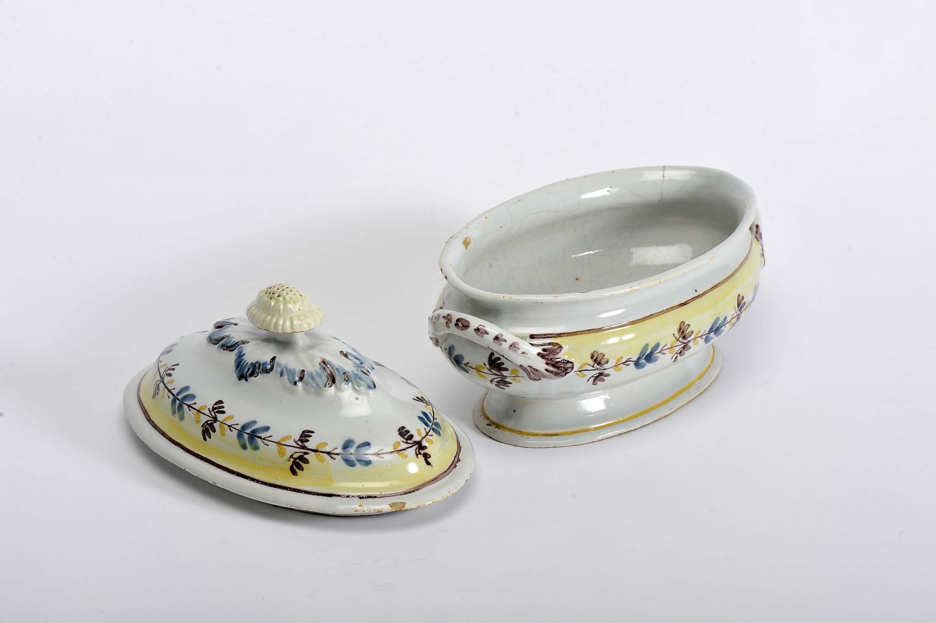 A small oval tureen - Image 2 of 3