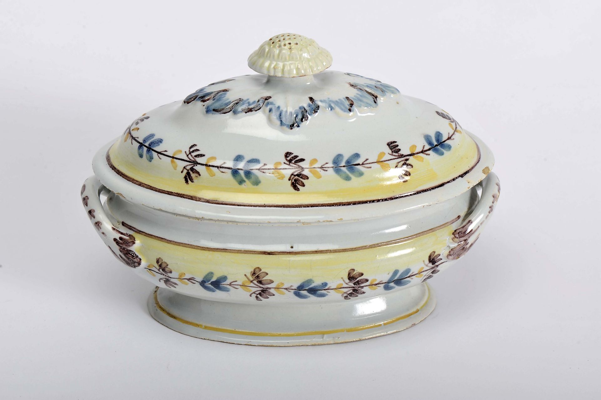 A small oval tureen